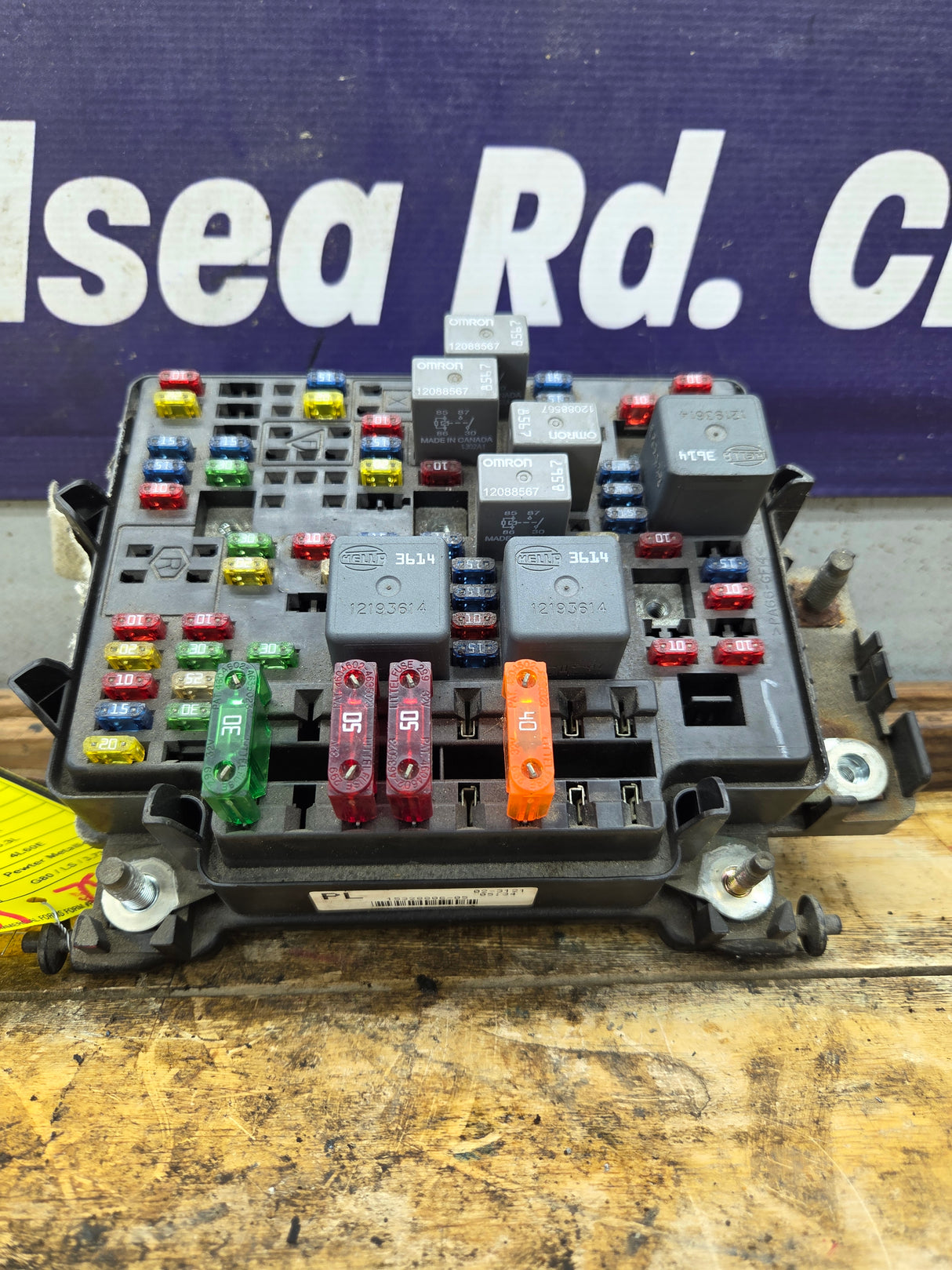 1999-2002 Chevrolet Silverado / GMC Sierra 1500 Engine Bay Fuse Box