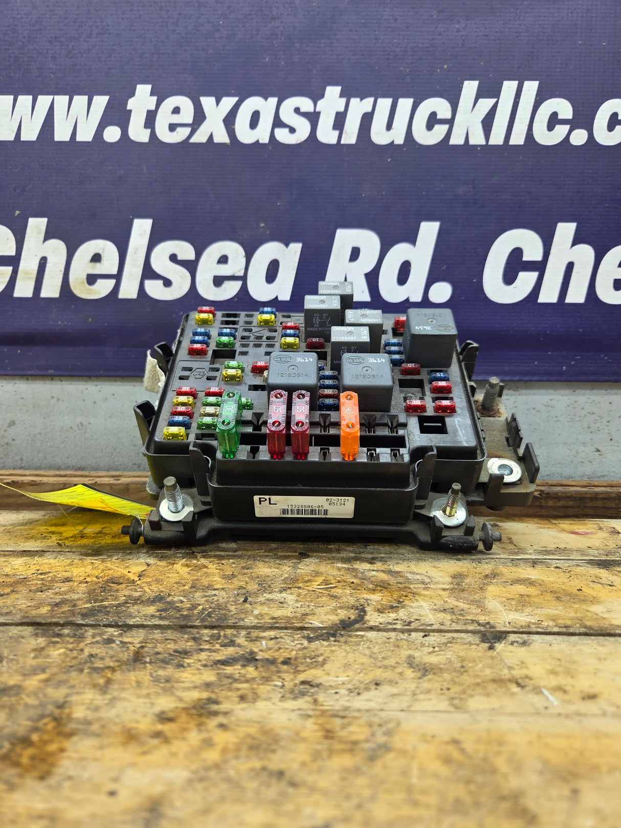 1999-2002 Chevrolet Silverado / GMC Sierra 1500 Engine Bay Fuse Box