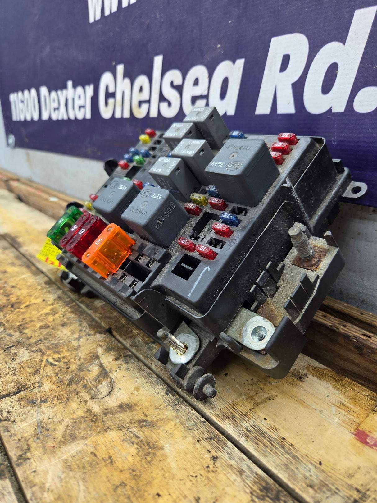 1999-2002 Chevrolet Silverado / GMC Sierra 1500 Engine Bay Fuse Box