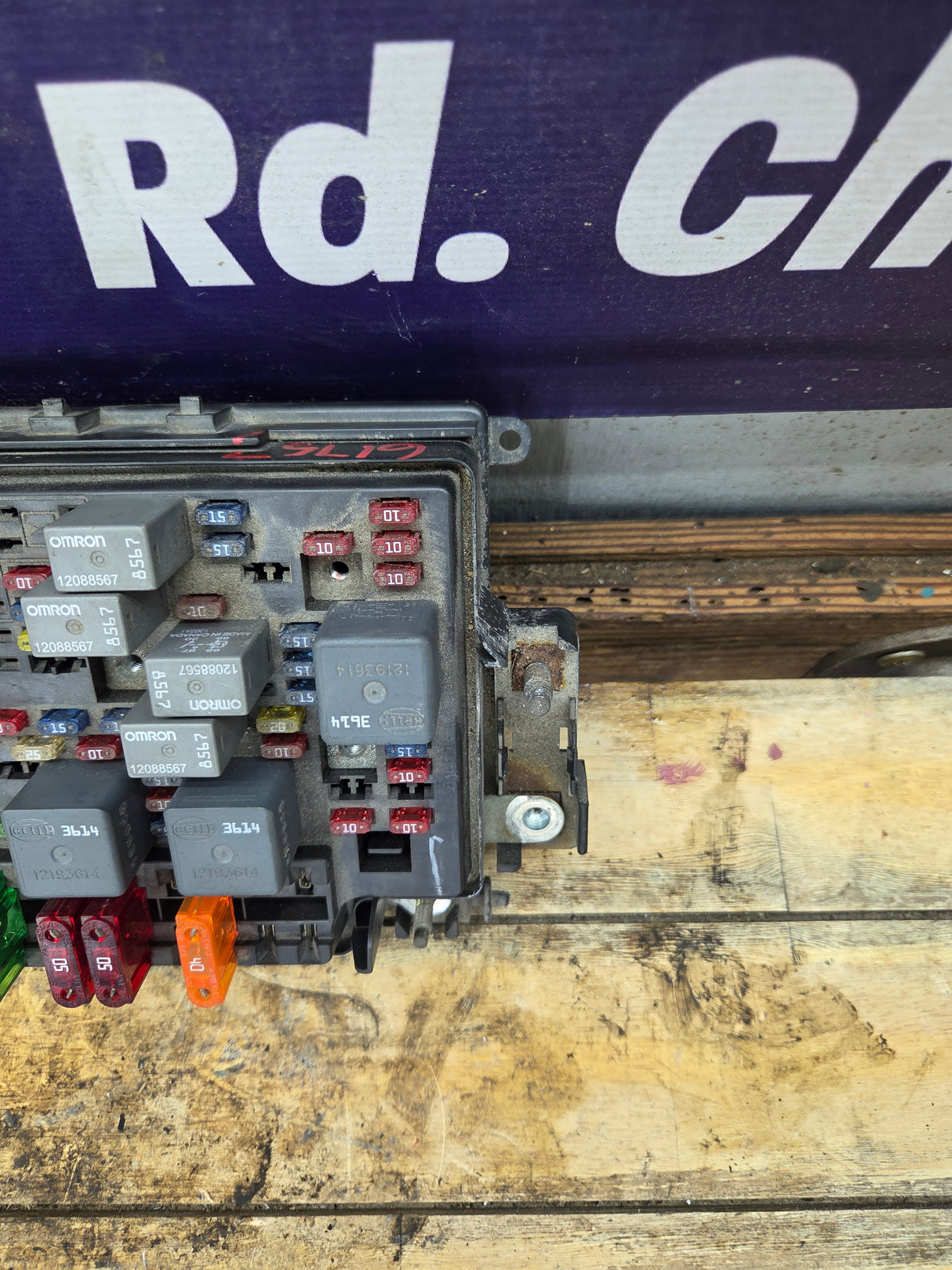 1999-2002 Chevrolet Silverado / GMC Sierra 1500 Engine Bay Fuse Box