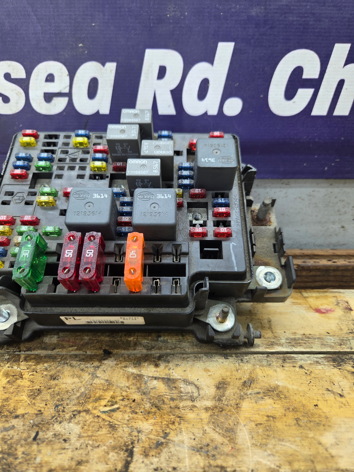 1999-2002 Chevrolet Silverado / GMC Sierra 1500 Engine Bay Fuse Box