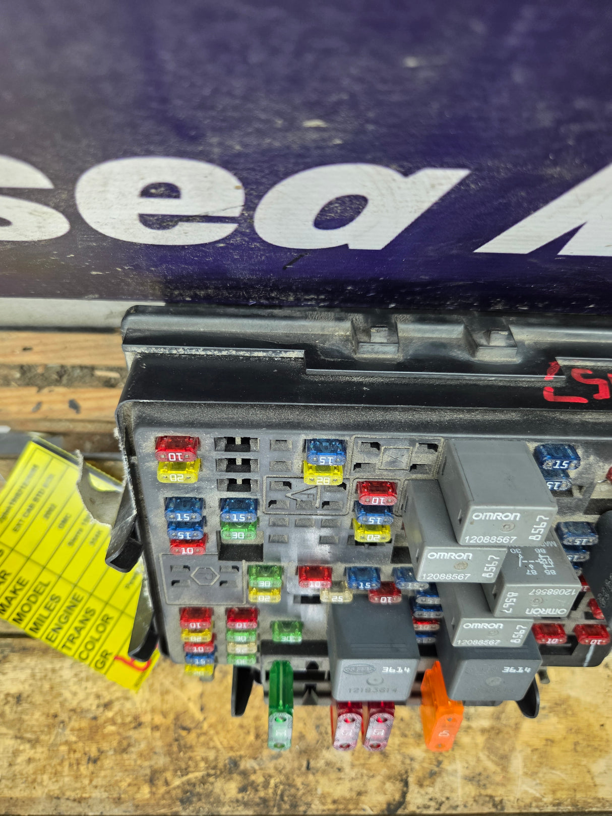 1999-2002 Chevrolet Silverado / GMC Sierra 1500 Engine Bay Fuse Box