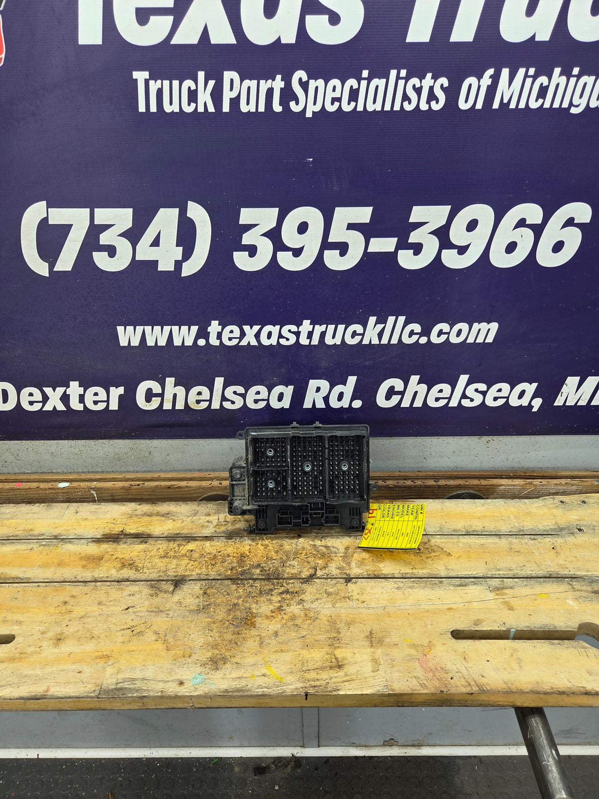 1999-2002 Chevrolet Silverado / GMC Sierra 1500 Engine Bay Fuse Box