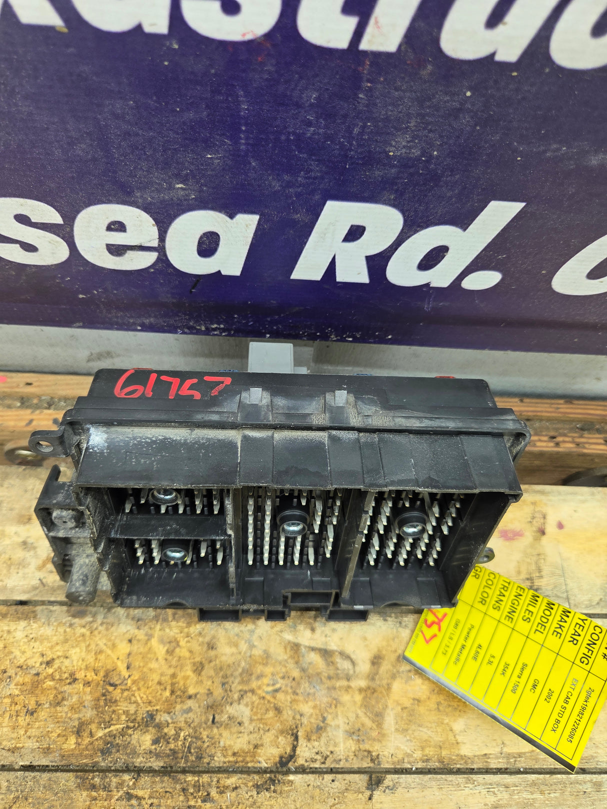 1999-2002 Chevrolet Silverado / GMC Sierra 1500 Engine Bay Fuse Box