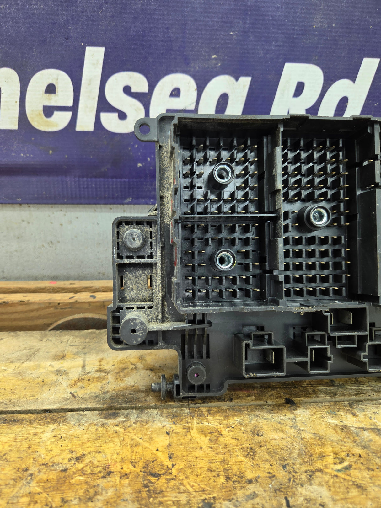 1999-2002 Chevrolet Silverado / GMC Sierra 1500 Engine Bay Fuse Box