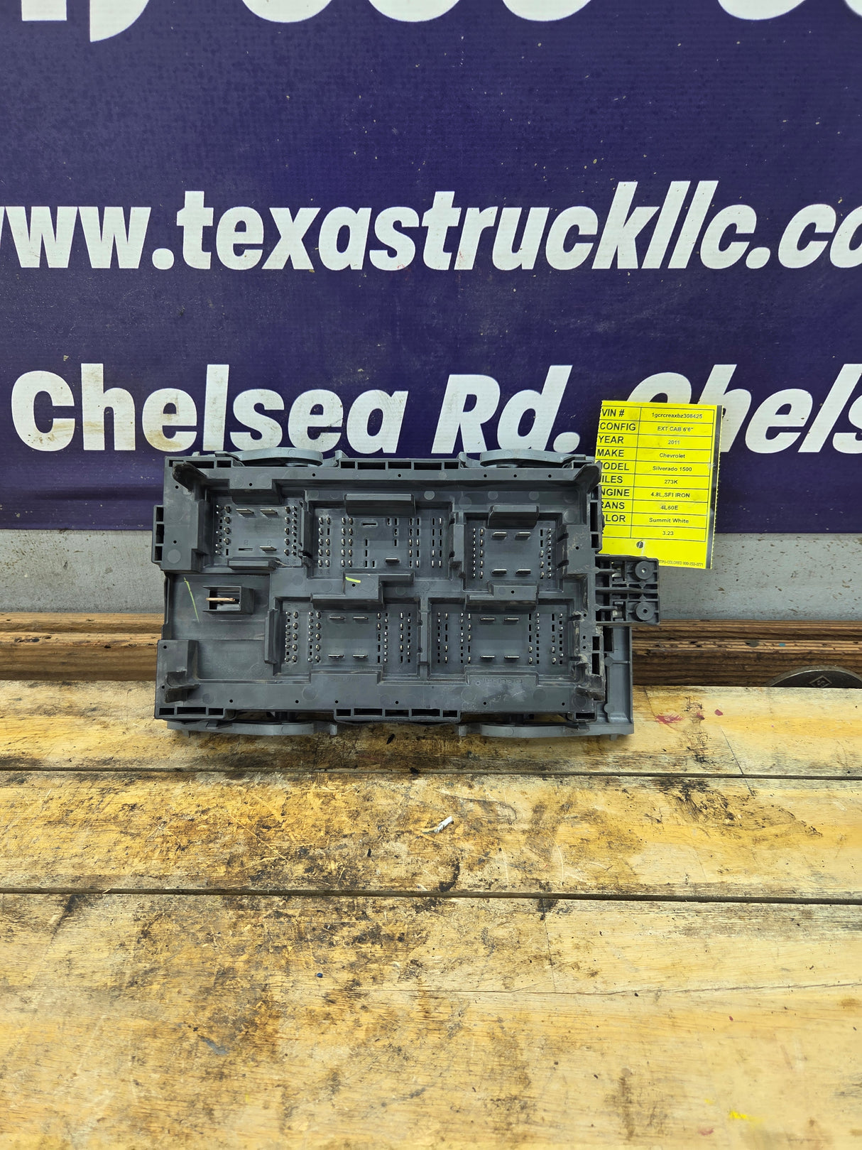 2010-2013 Chevrolet Silverado / GMC Sierra 1500 2500 3500 Engine Bay Fuse Box