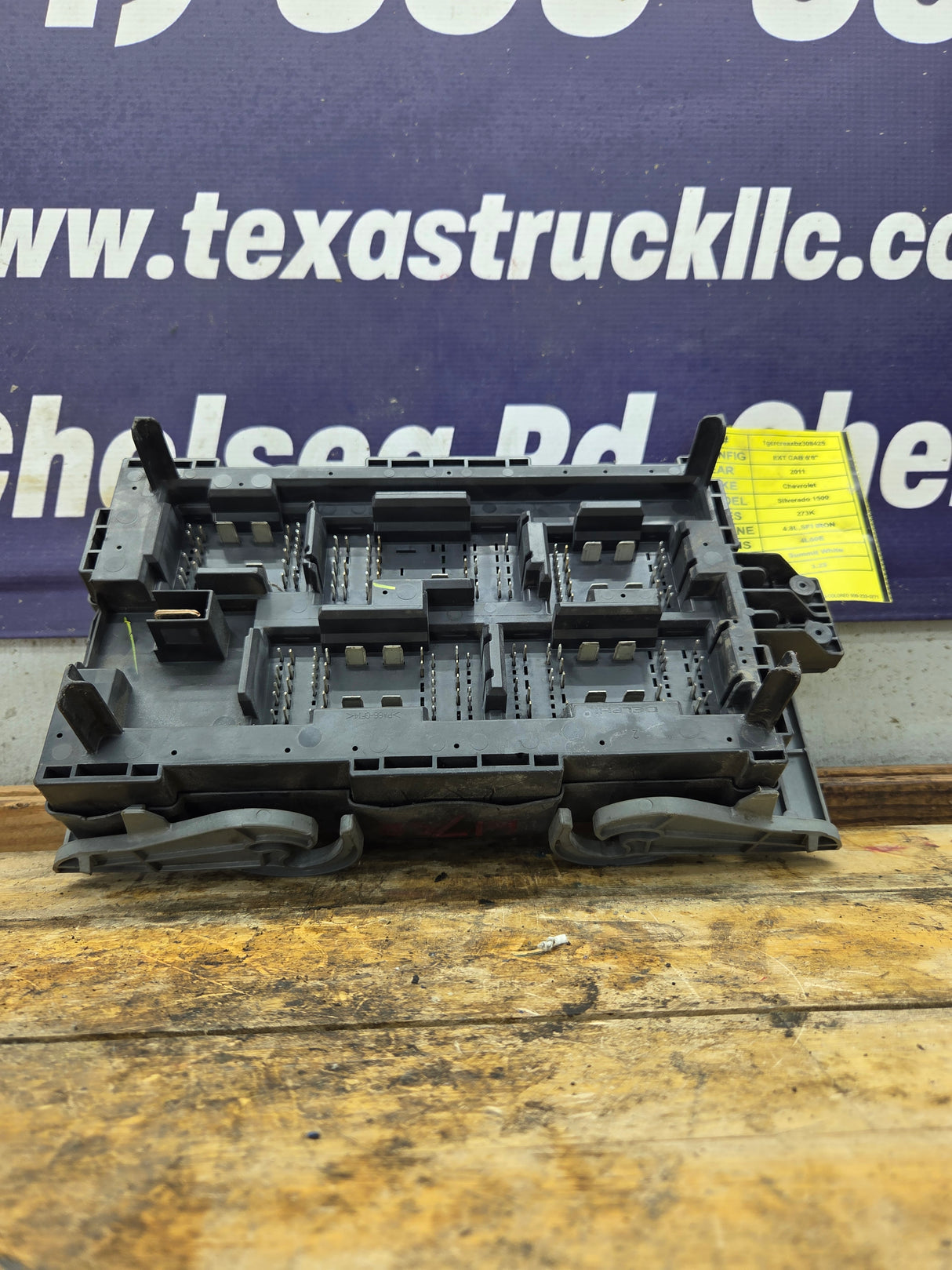 2010-2013 Chevrolet Silverado / GMC Sierra 1500 2500 3500 Engine Bay Fuse Box