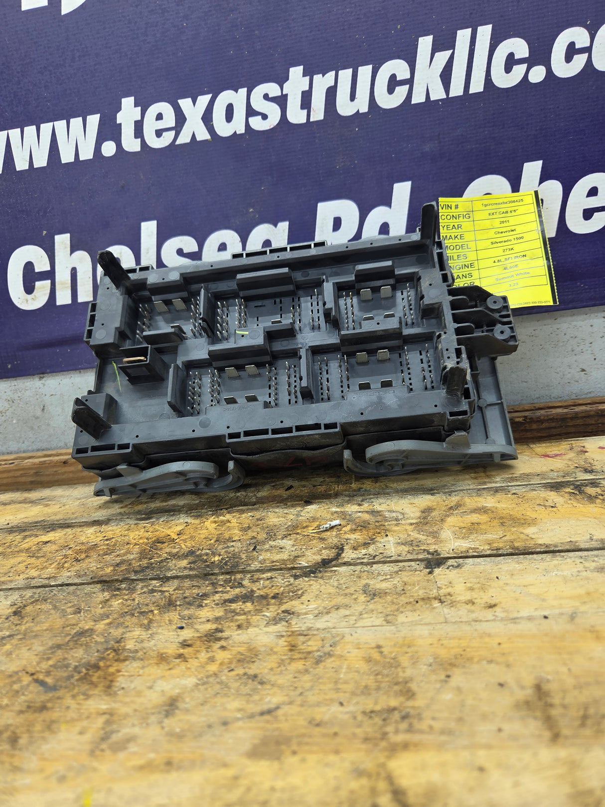 2010-2013 Chevrolet Silverado / GMC Sierra 1500 2500 3500 Engine Bay Fuse Box