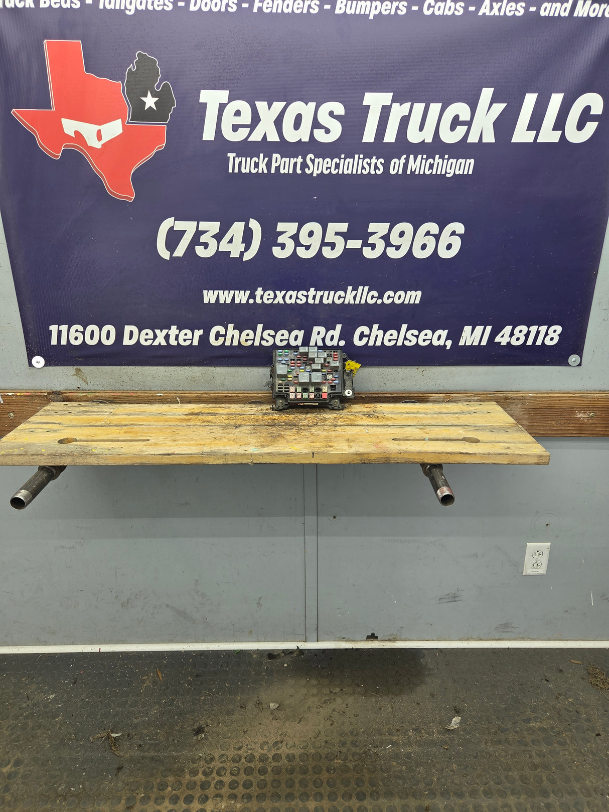 2003-2005 Chevrolet Silverado / GMC Sierra 1500 250 3500 Engine Bay Fuse Box - 15201928
