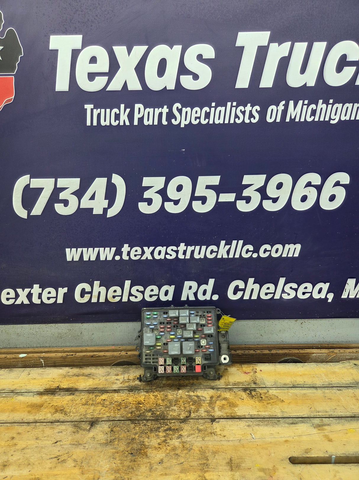 2003-2005 Chevrolet Silverado / GMC Sierra 1500 250 3500 Engine Bay Fuse Box - 15201928