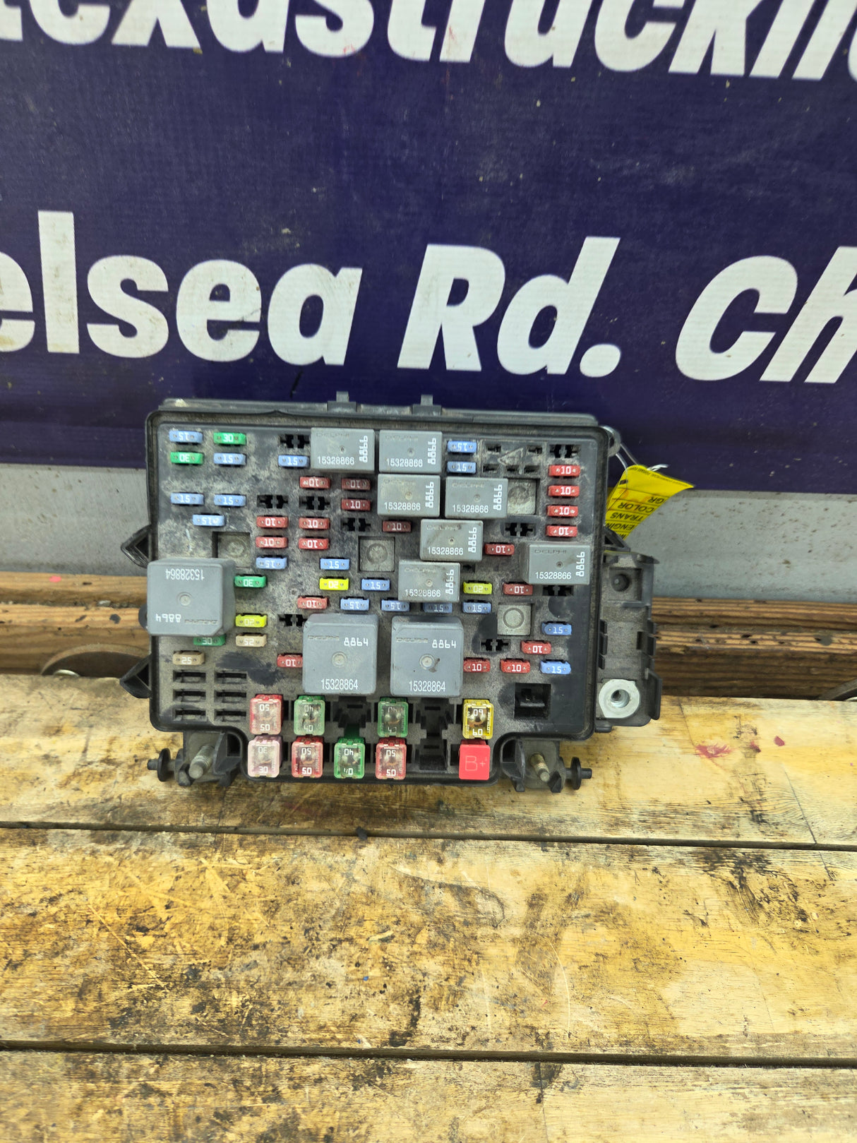 2003-2005 Chevrolet Silverado / GMC Sierra 1500 250 3500 Engine Bay Fuse Box - 15201928
