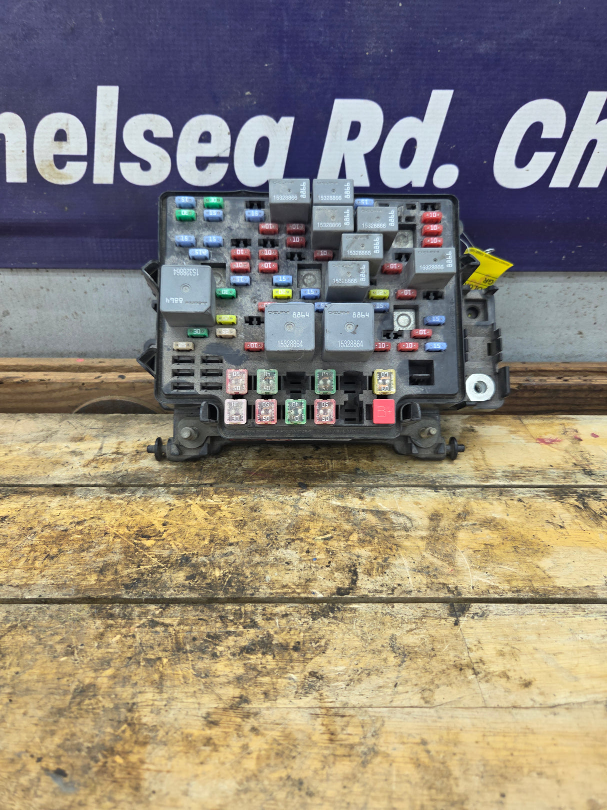 2003-2005 Chevrolet Silverado / GMC Sierra 1500 250 3500 Engine Bay Fuse Box - 15201928