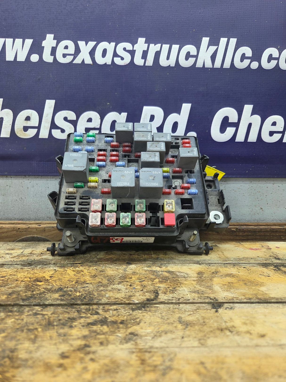 2003-2005 Chevrolet Silverado / GMC Sierra 1500 250 3500 Engine Bay Fuse Box - 15201928