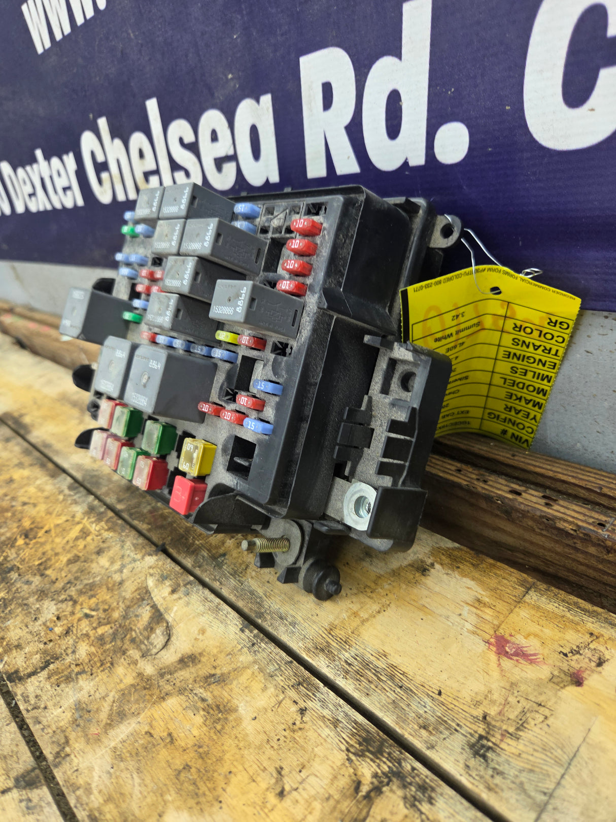 2003-2005 Chevrolet Silverado / GMC Sierra 1500 250 3500 Engine Bay Fuse Box - 15201928