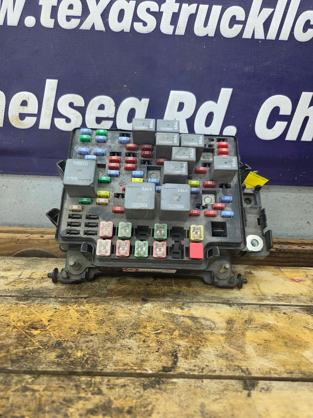 2003-2005 Chevrolet Silverado / GMC Sierra 1500 250 3500 Engine Bay Fuse Box - 15201928