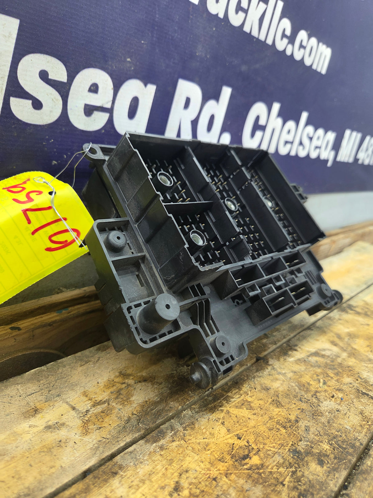 2003-2005 Chevrolet Silverado / GMC Sierra 1500 250 3500 Engine Bay Fuse Box - 15201928