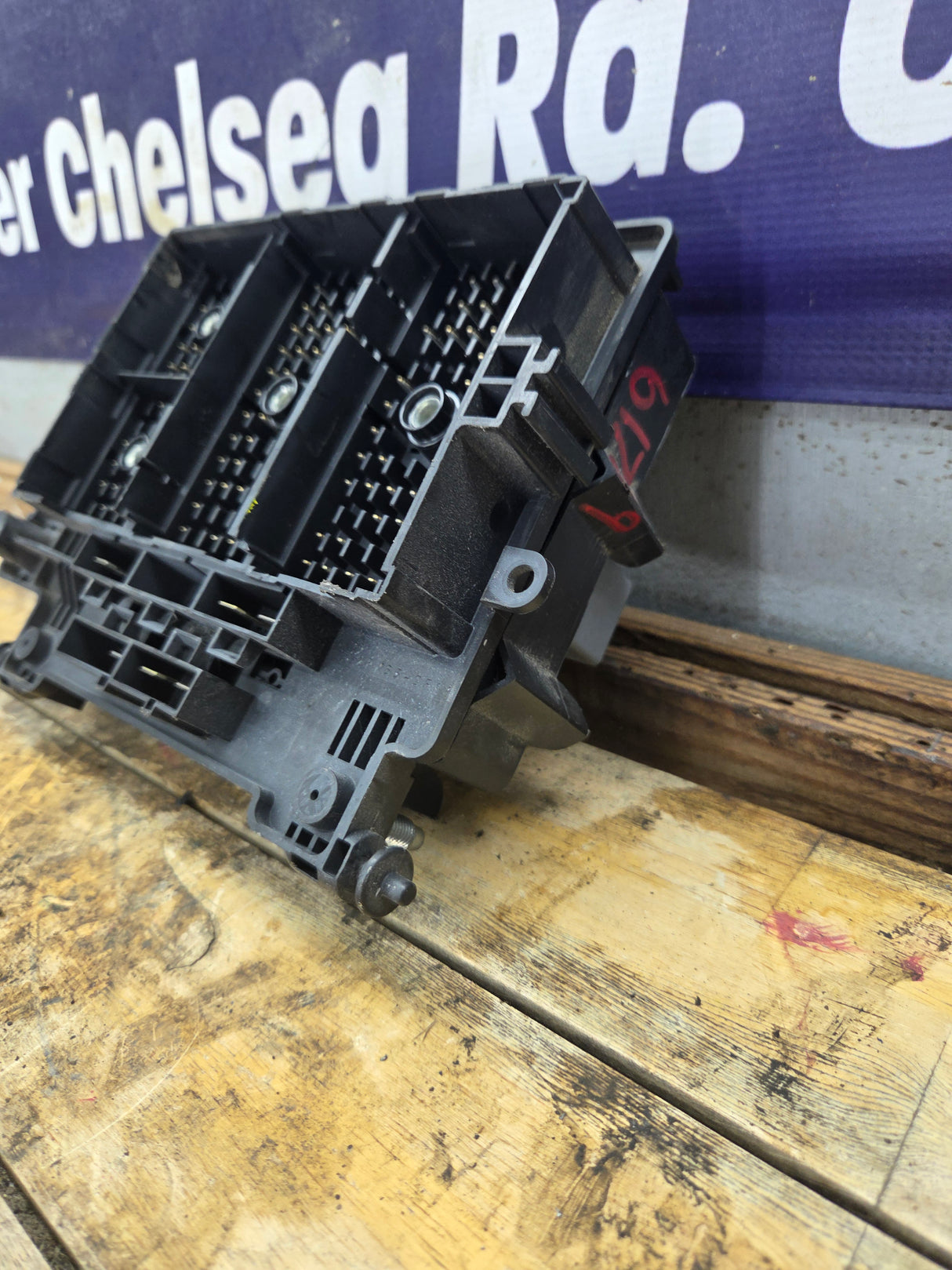 2003-2005 Chevrolet Silverado / GMC Sierra 1500 250 3500 Engine Bay Fuse Box - 15201928