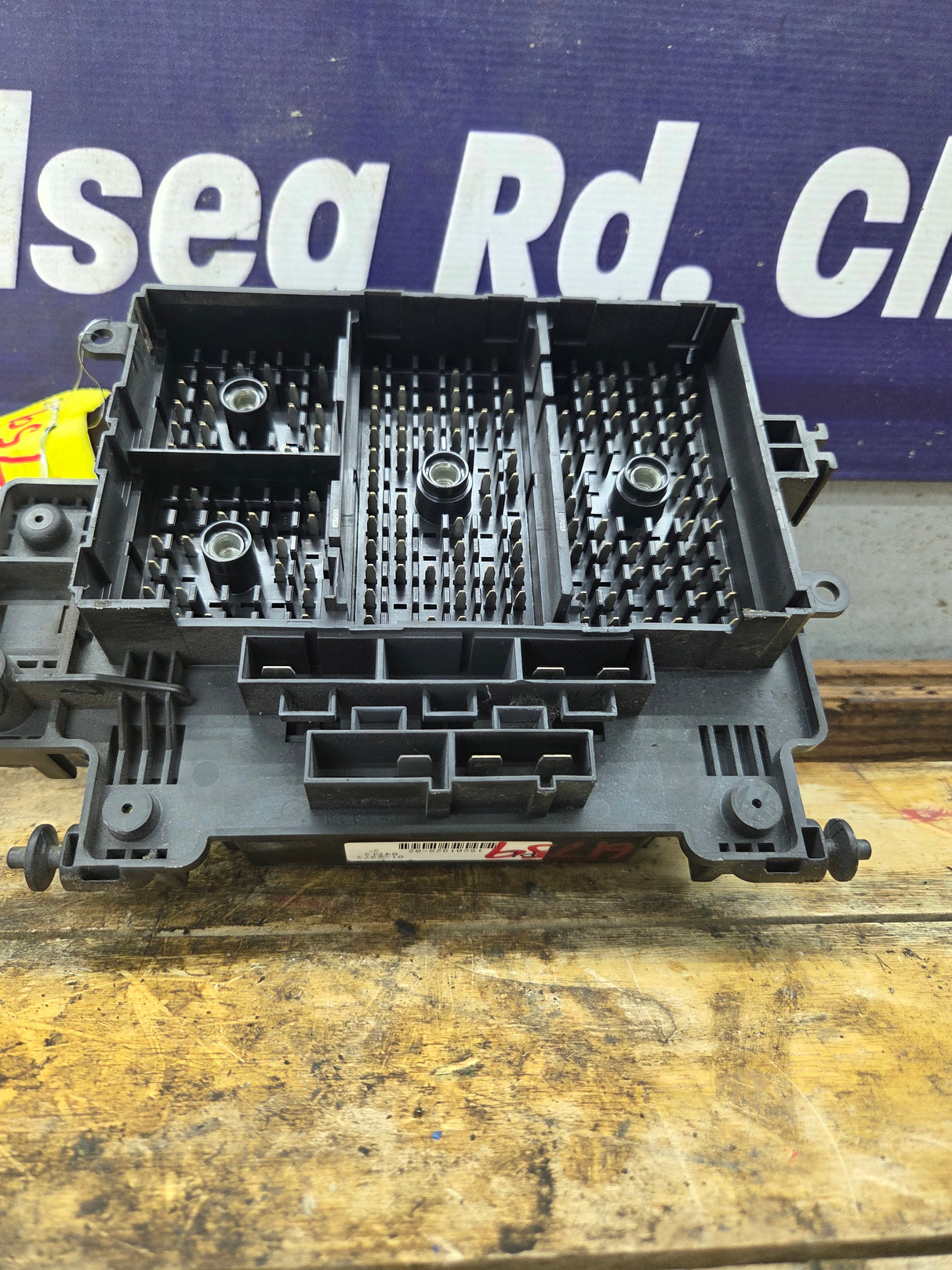 2003-2005 Chevrolet Silverado / GMC Sierra 1500 250 3500 Engine Bay Fuse Box - 15201928