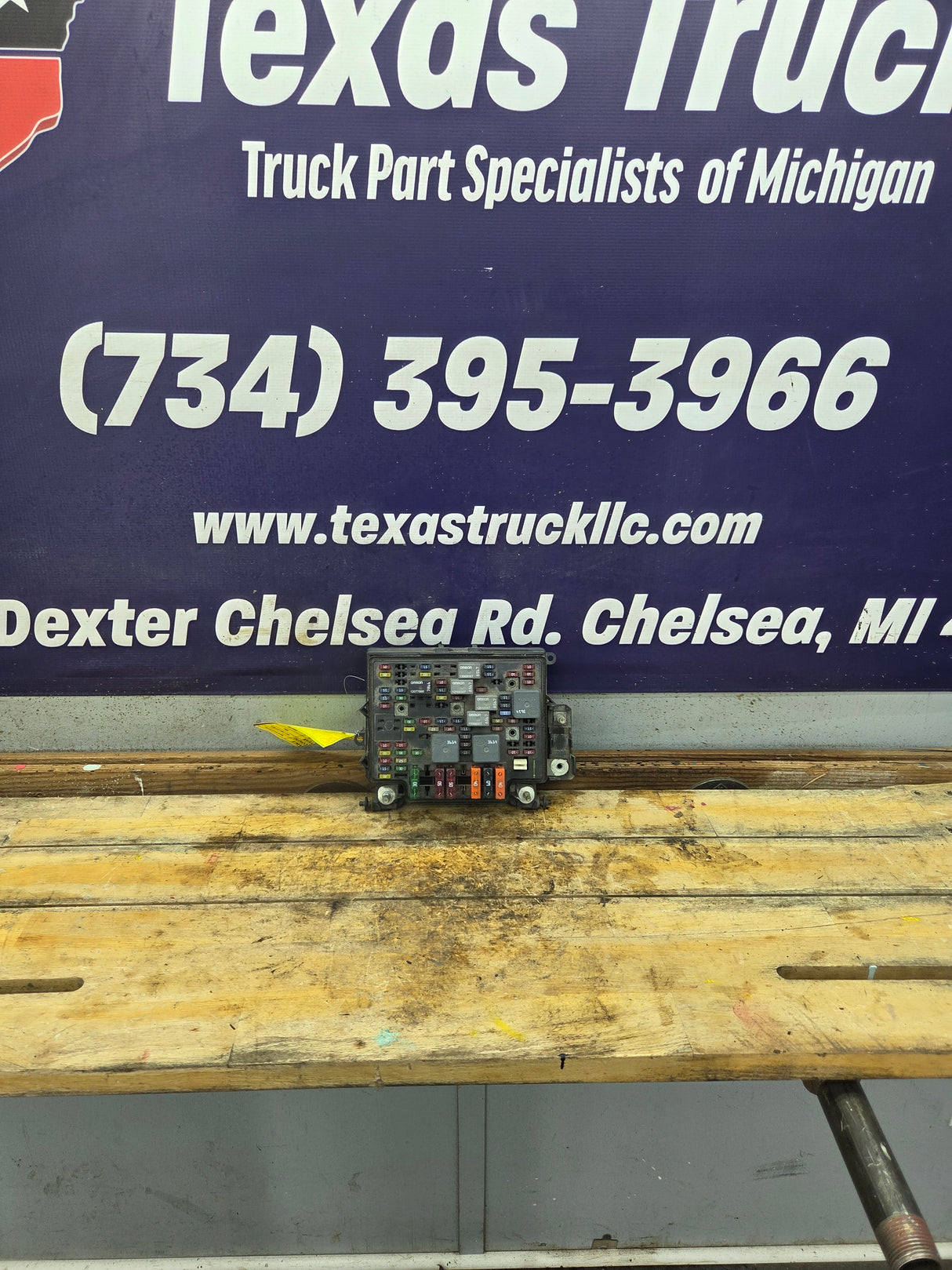 1999-2002 Chevrolet Silverado / GMC Sierra 1500 Engine Bay Fuse Box