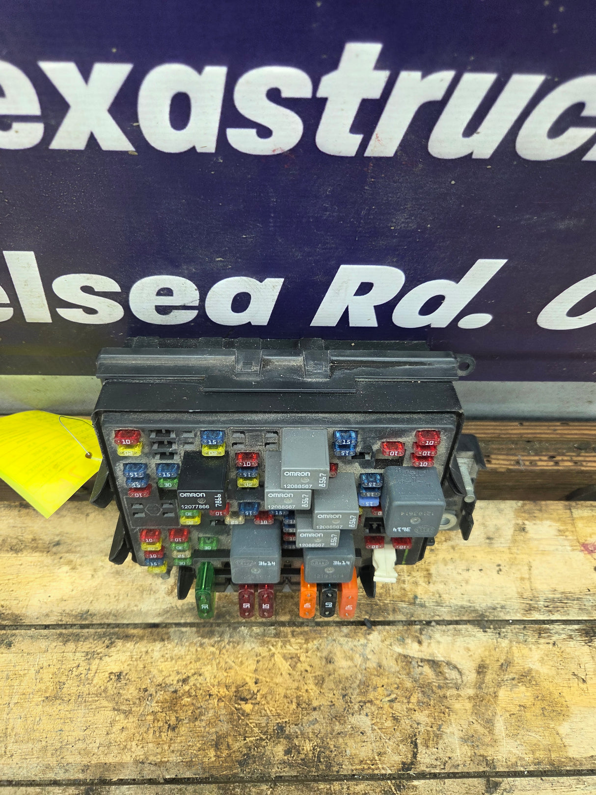1999-2002 Chevrolet Silverado / GMC Sierra 1500 Engine Bay Fuse Box