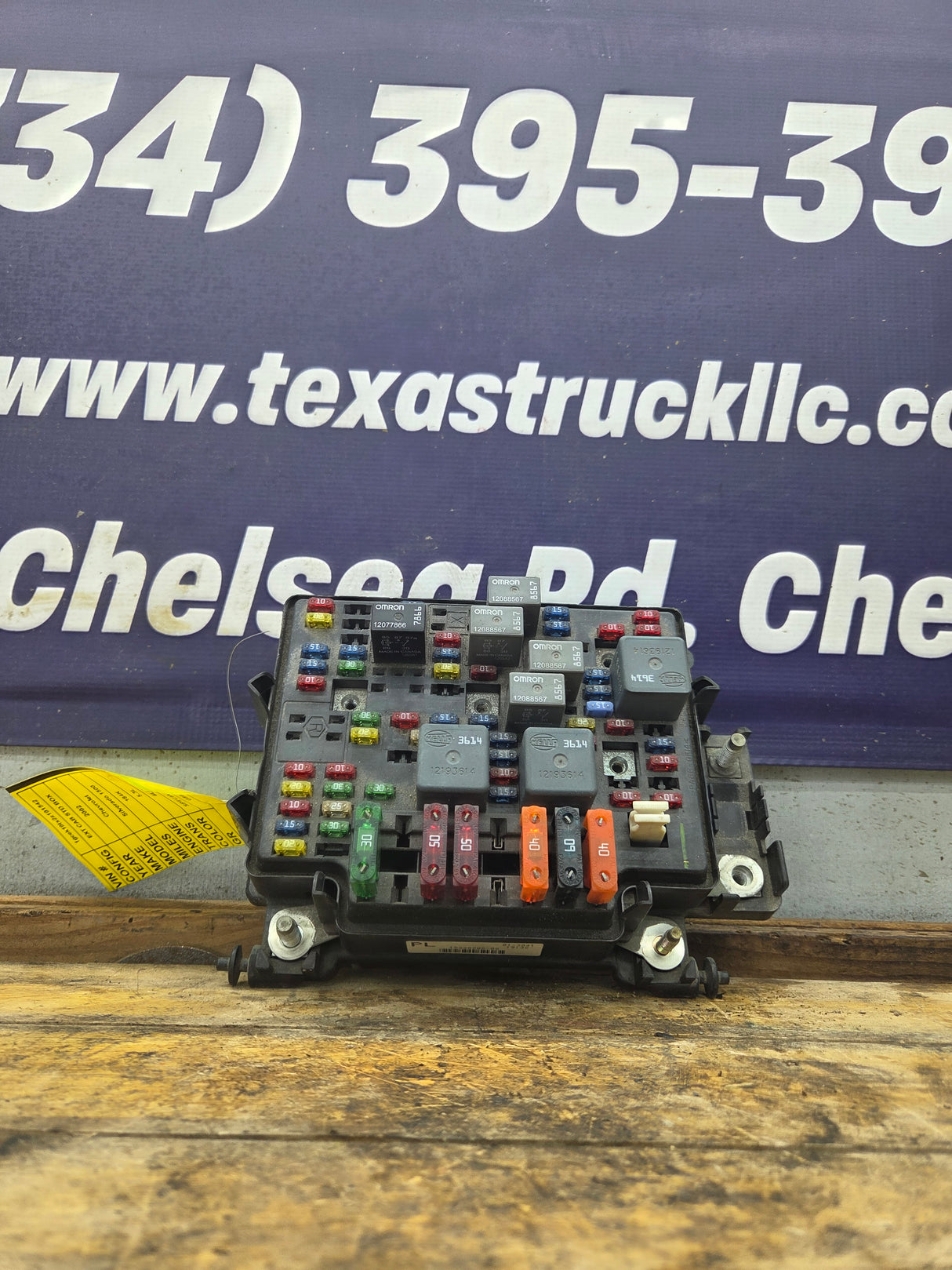 1999-2002 Chevrolet Silverado / GMC Sierra 1500 Engine Bay Fuse Box