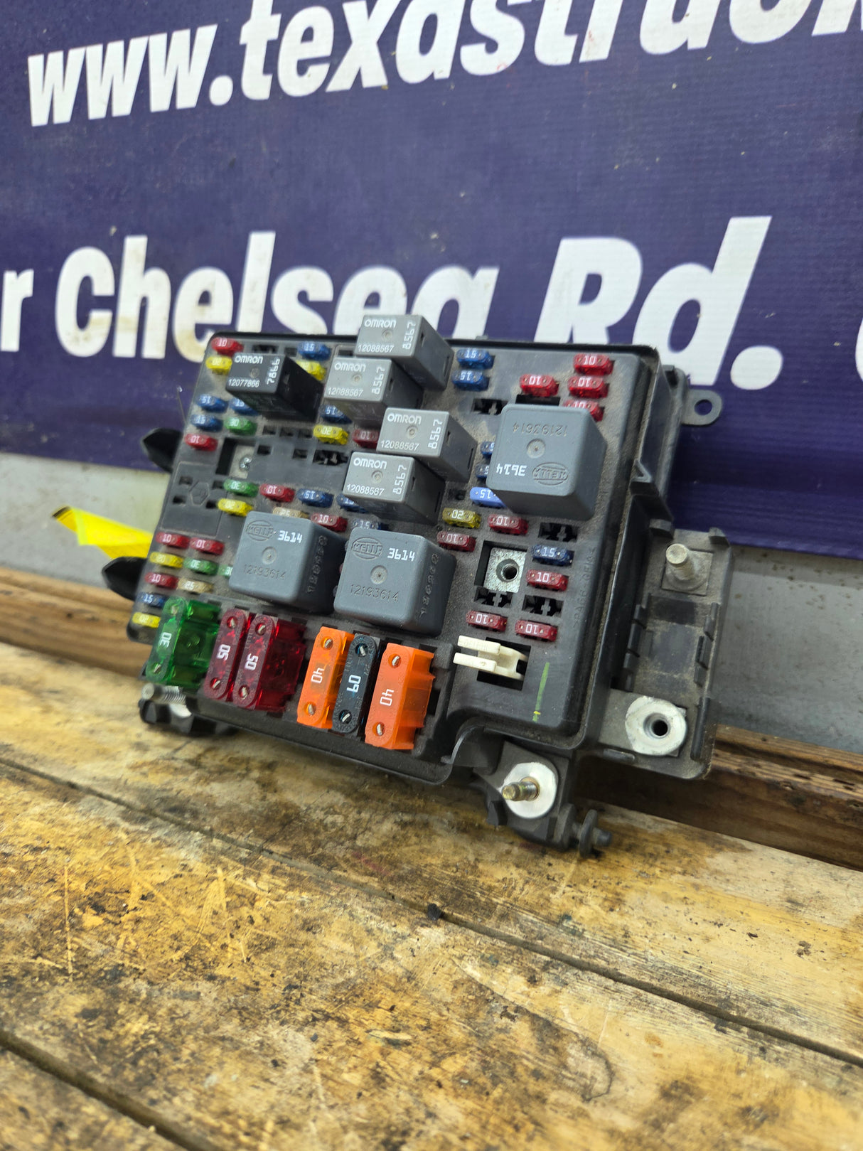 1999-2002 Chevrolet Silverado / GMC Sierra 1500 Engine Bay Fuse Box