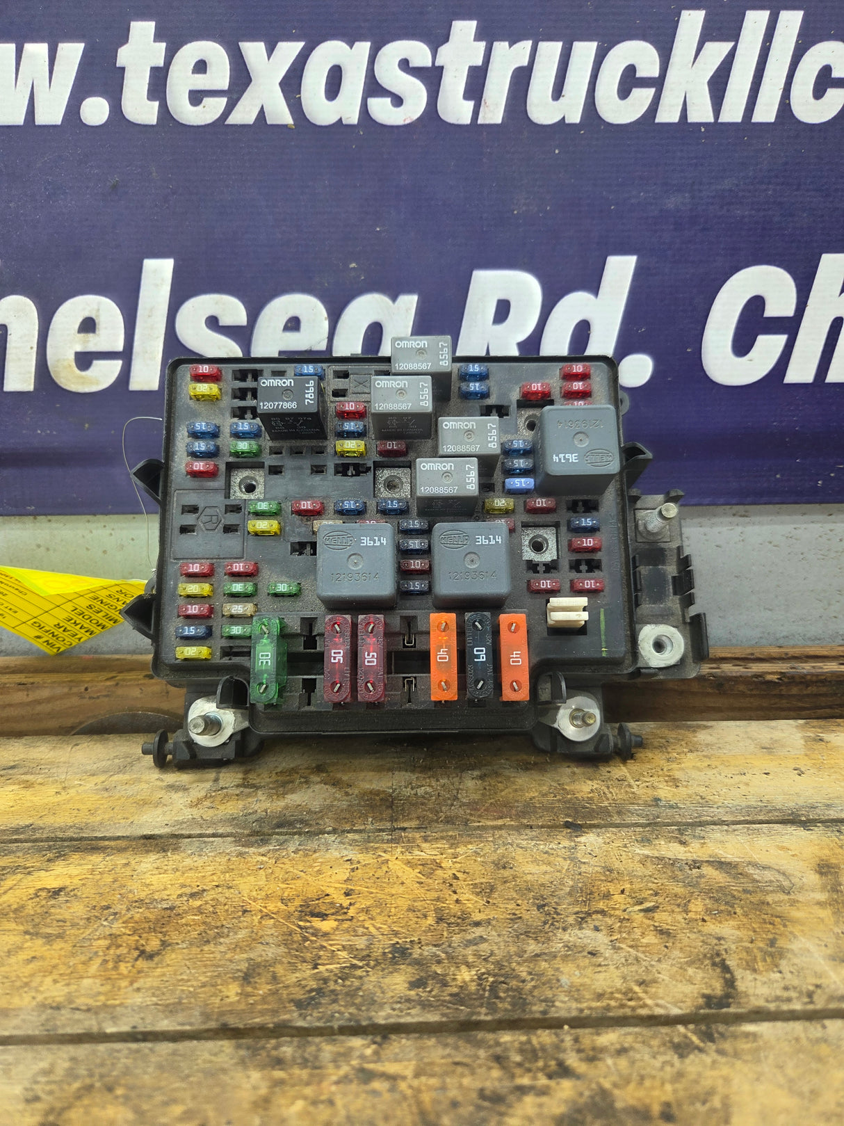 1999-2002 Chevrolet Silverado / GMC Sierra 1500 Engine Bay Fuse Box