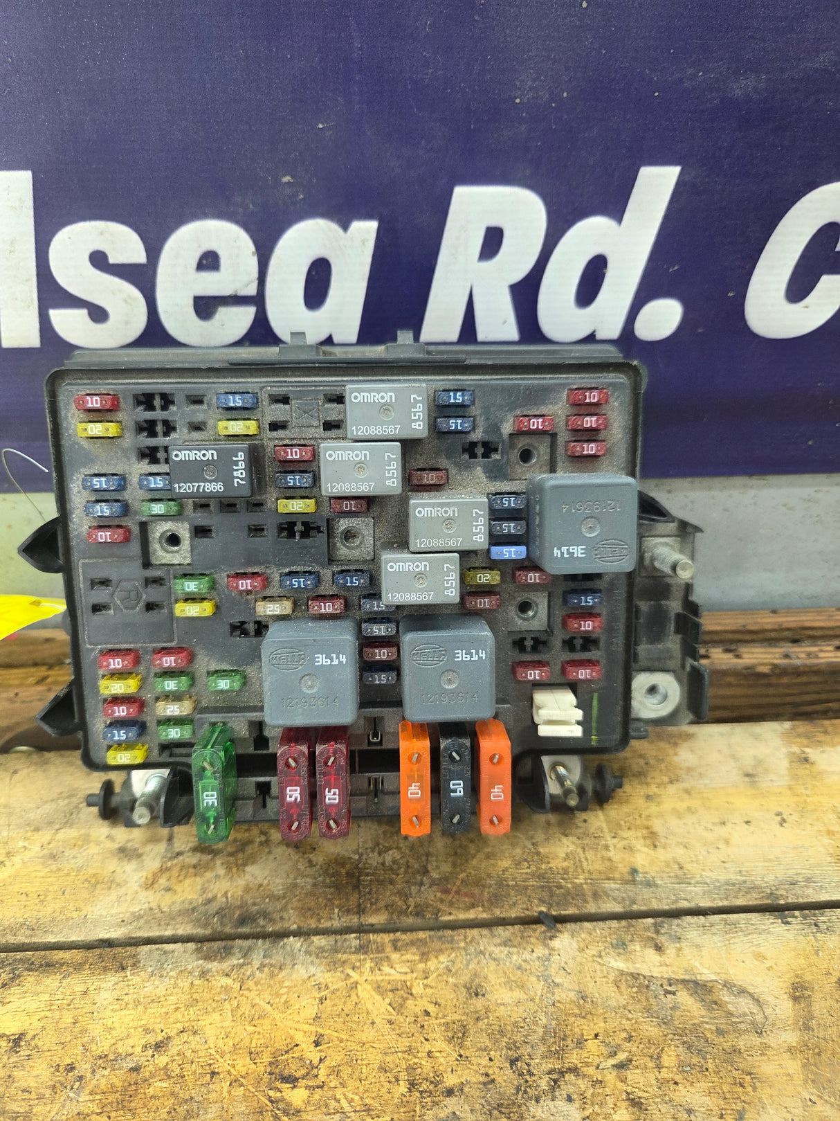 1999-2002 Chevrolet Silverado / GMC Sierra 1500 Engine Bay Fuse Box