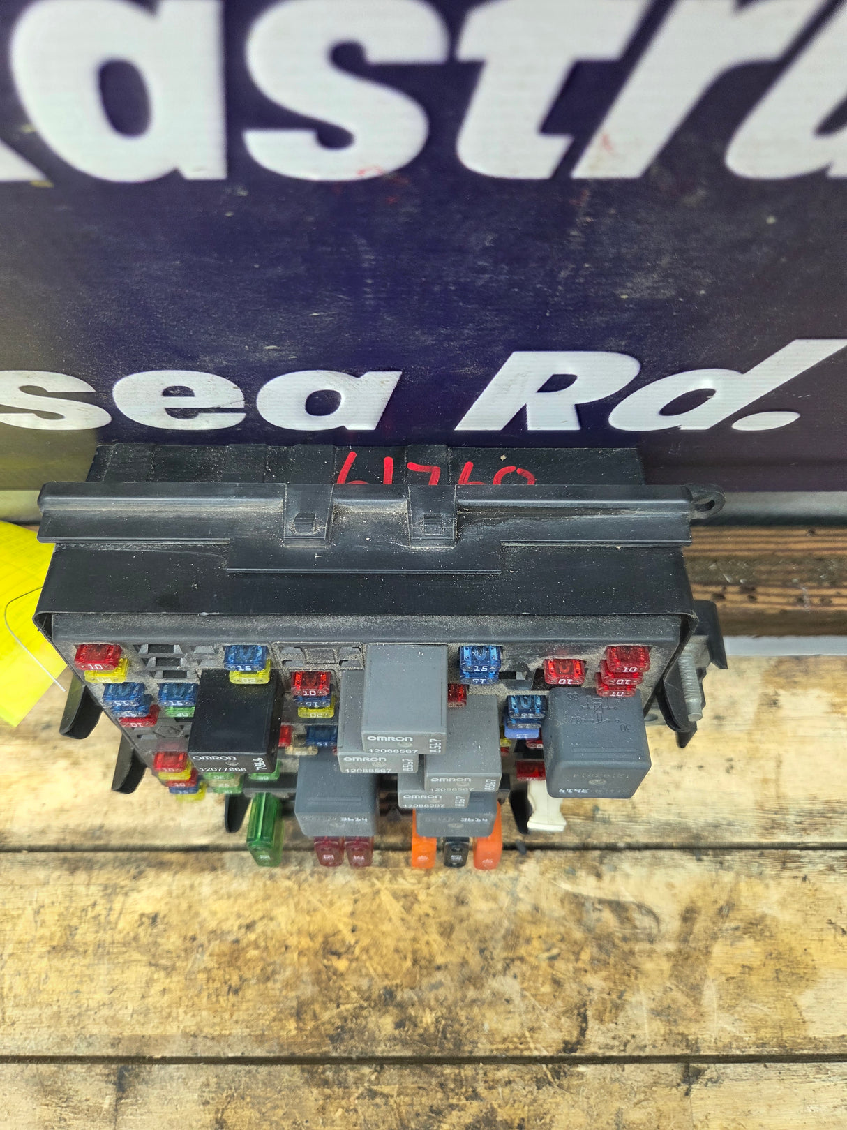 1999-2002 Chevrolet Silverado / GMC Sierra 1500 Engine Bay Fuse Box