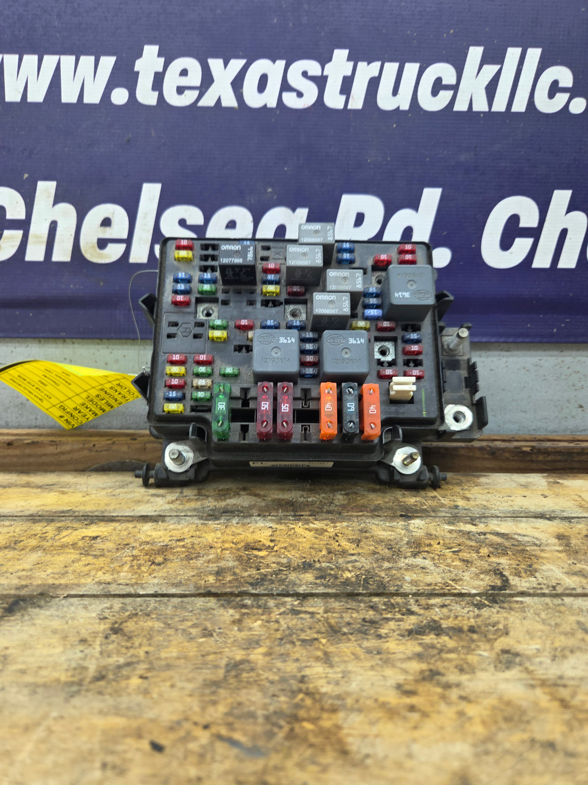 1999-2002 Chevrolet Silverado / GMC Sierra 1500 Engine Bay Fuse Box