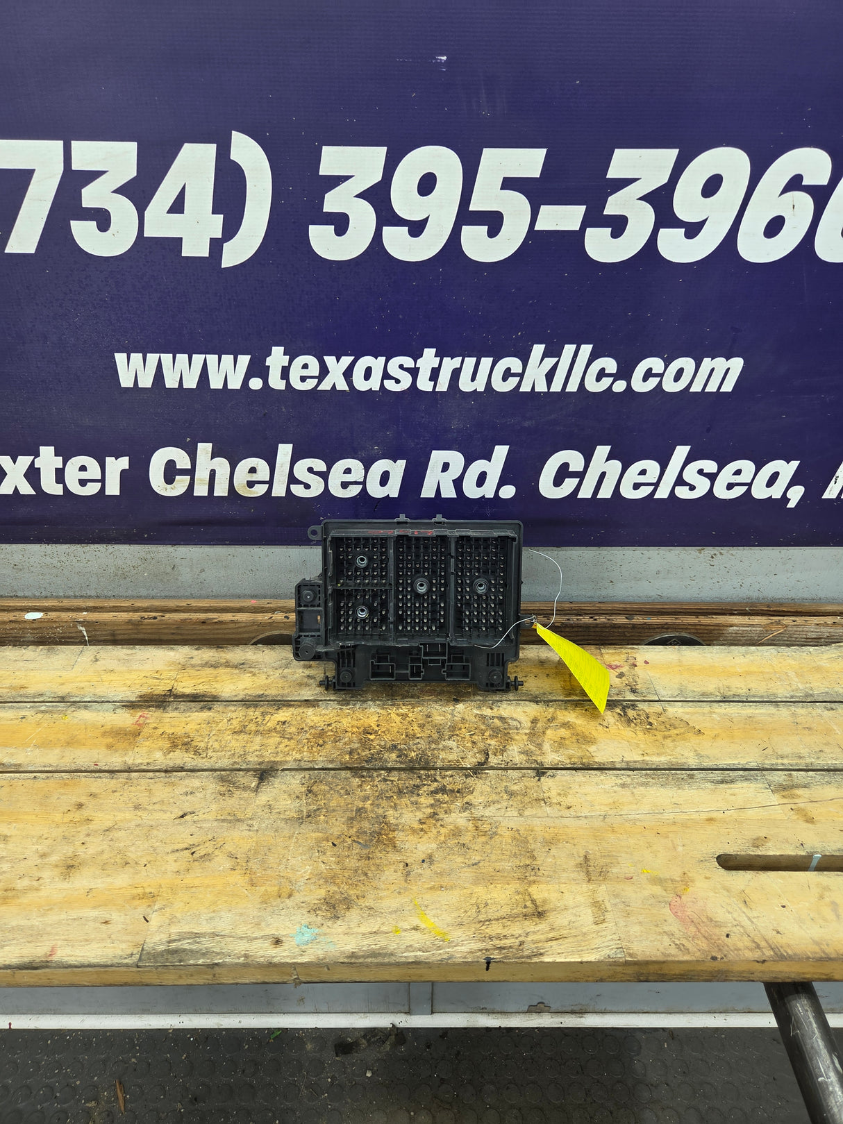 1999-2002 Chevrolet Silverado / GMC Sierra 1500 Engine Bay Fuse Box