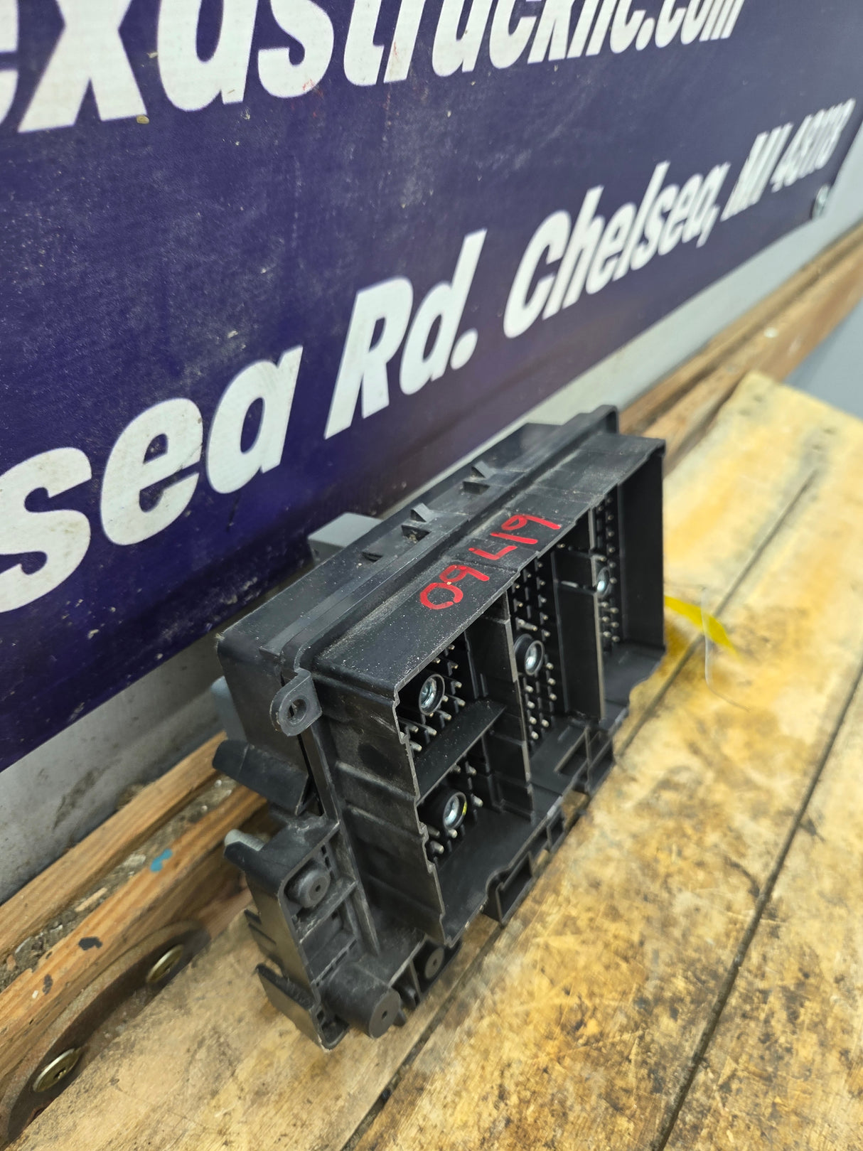 1999-2002 Chevrolet Silverado / GMC Sierra 1500 Engine Bay Fuse Box