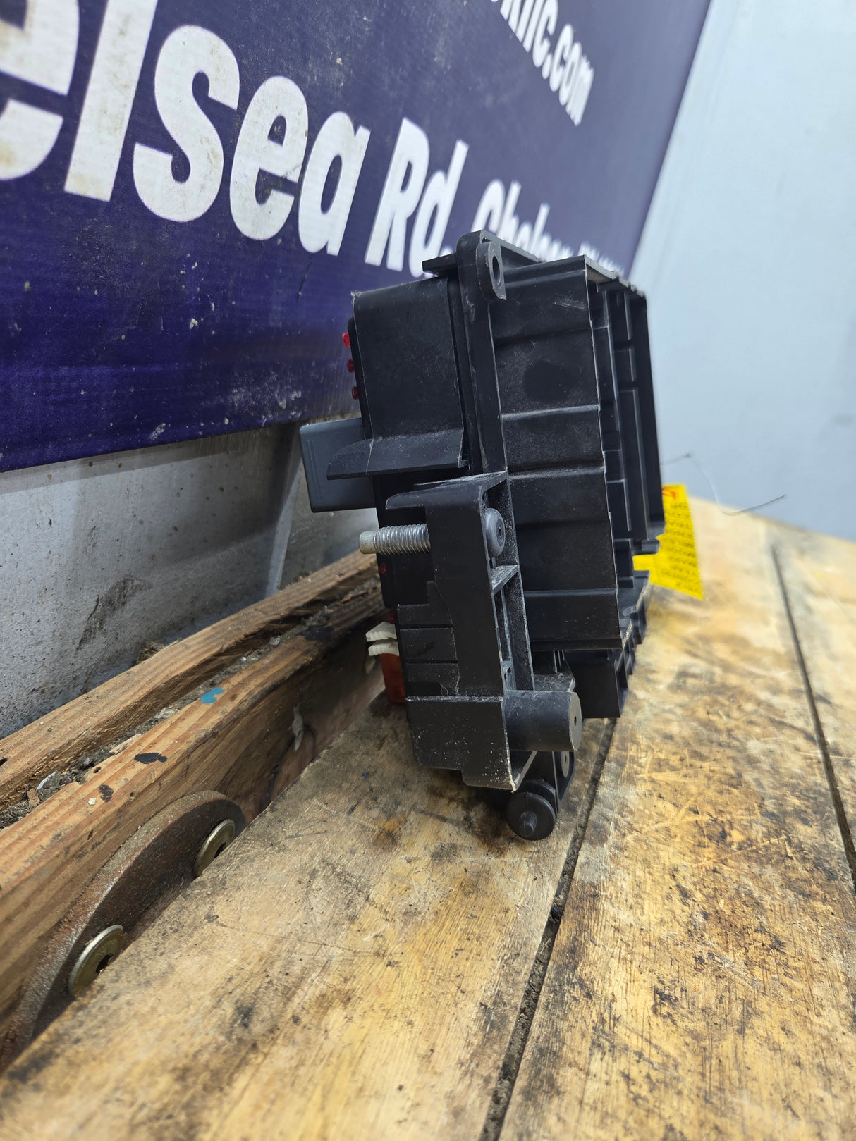 1999-2002 Chevrolet Silverado / GMC Sierra 1500 Engine Bay Fuse Box