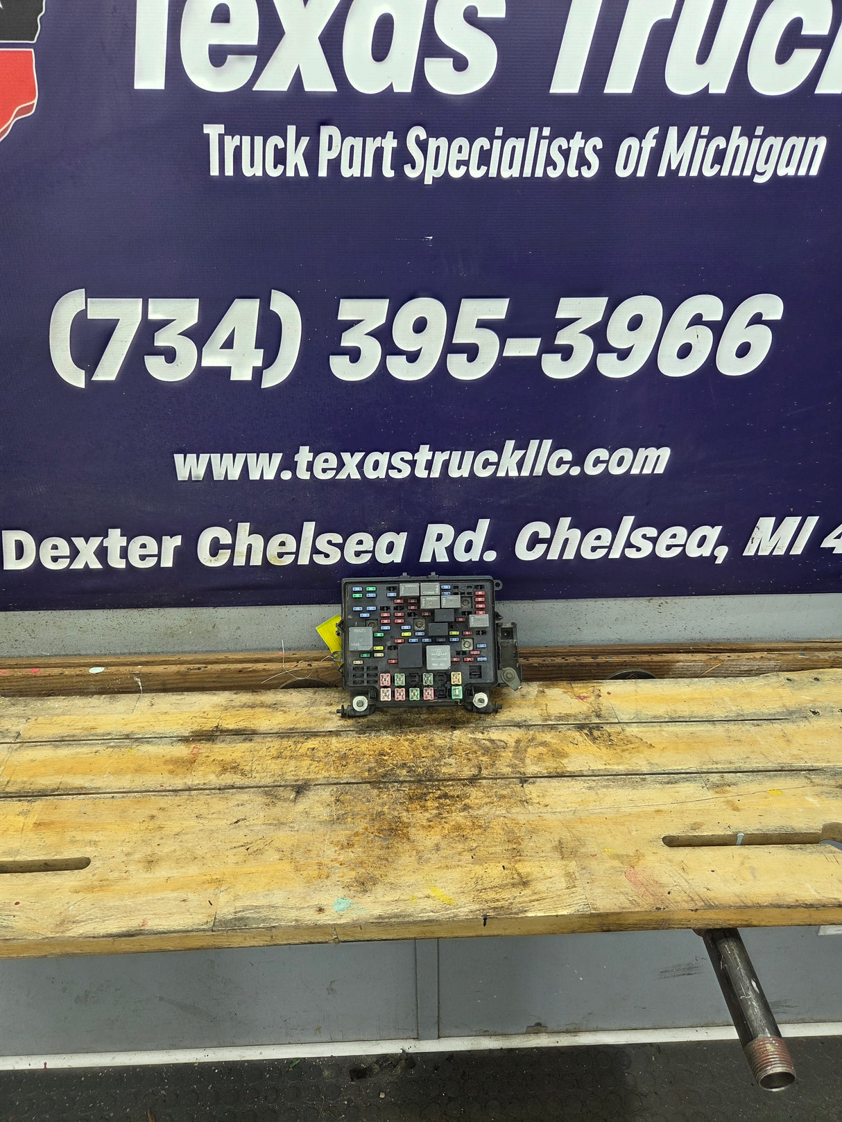 2003-2005 Chevrolet Silverado / GMC Sierra 1500 250 3500 Engine Bay Fuse Box - 15201928