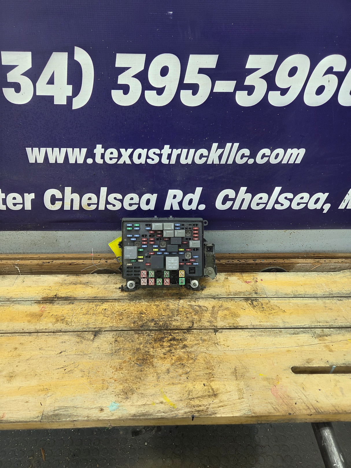 2003-2005 Chevrolet Silverado / GMC Sierra 1500 250 3500 Engine Bay Fuse Box - 15201928
