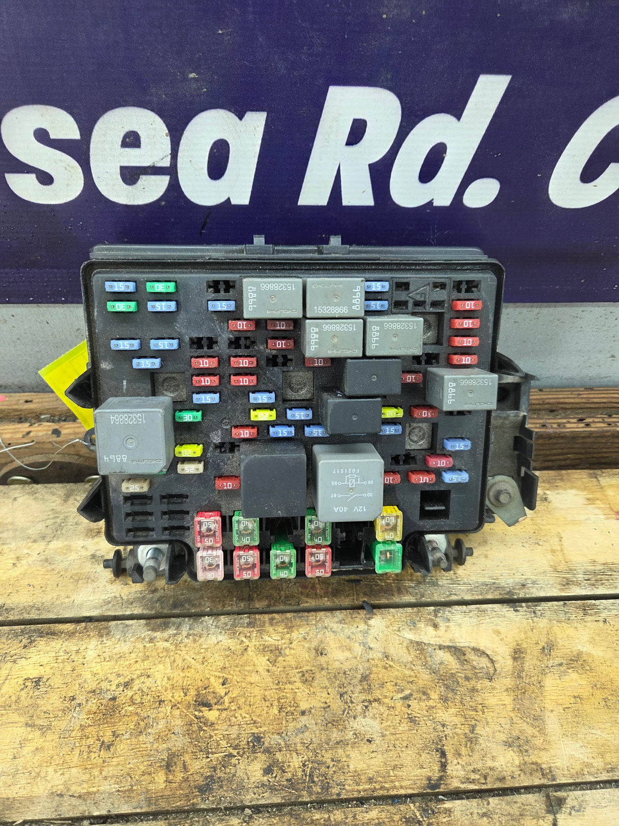 2003-2005 Chevrolet Silverado / GMC Sierra 1500 250 3500 Engine Bay Fuse Box - 15201928