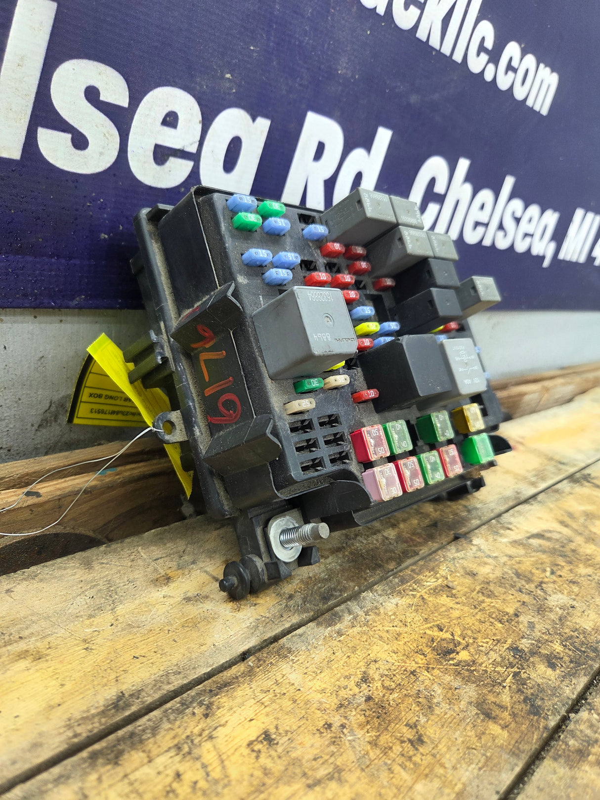 2003-2005 Chevrolet Silverado / GMC Sierra 1500 250 3500 Engine Bay Fuse Box - 15201928