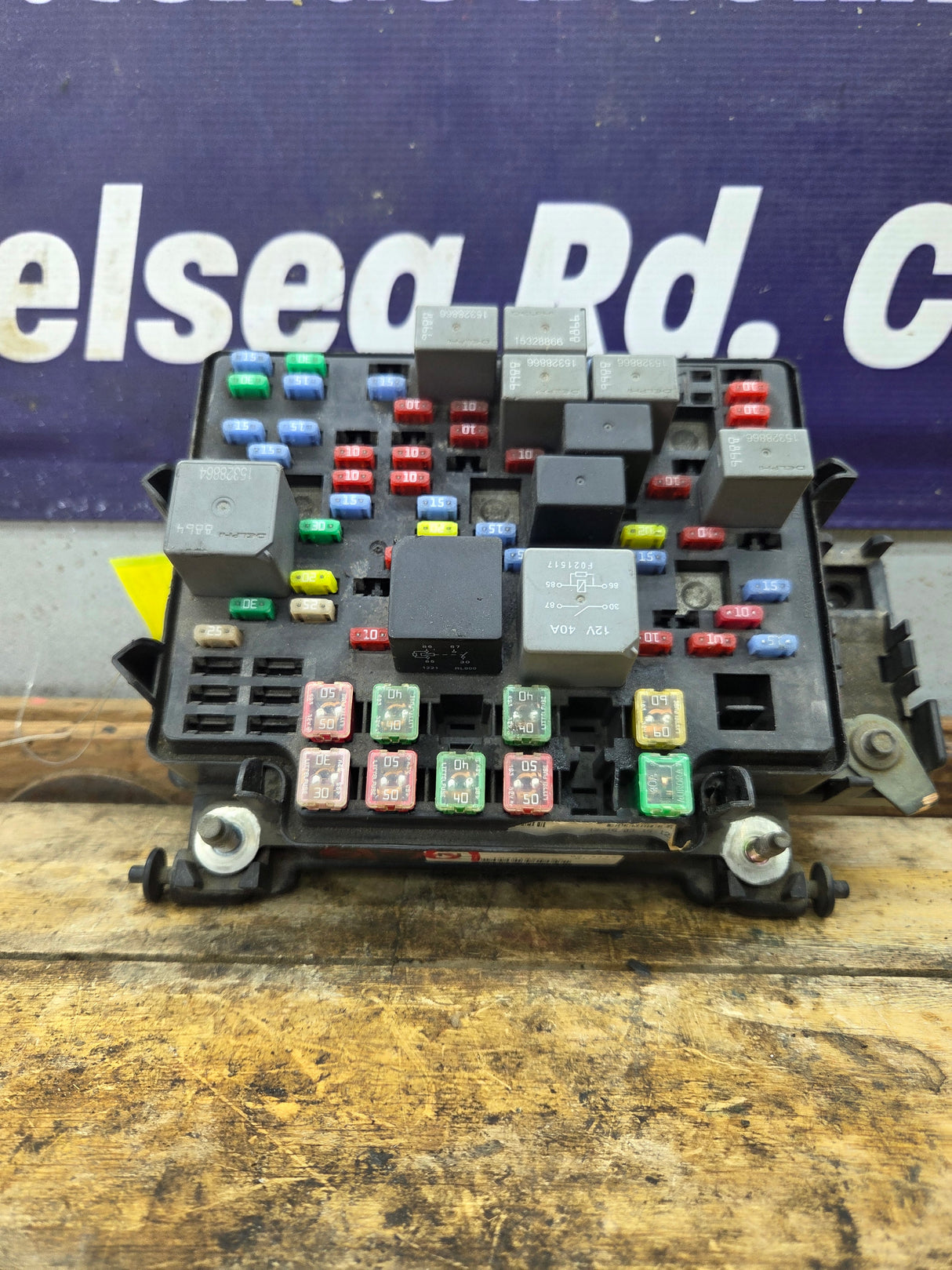 2003-2005 Chevrolet Silverado / GMC Sierra 1500 250 3500 Engine Bay Fuse Box - 15201928