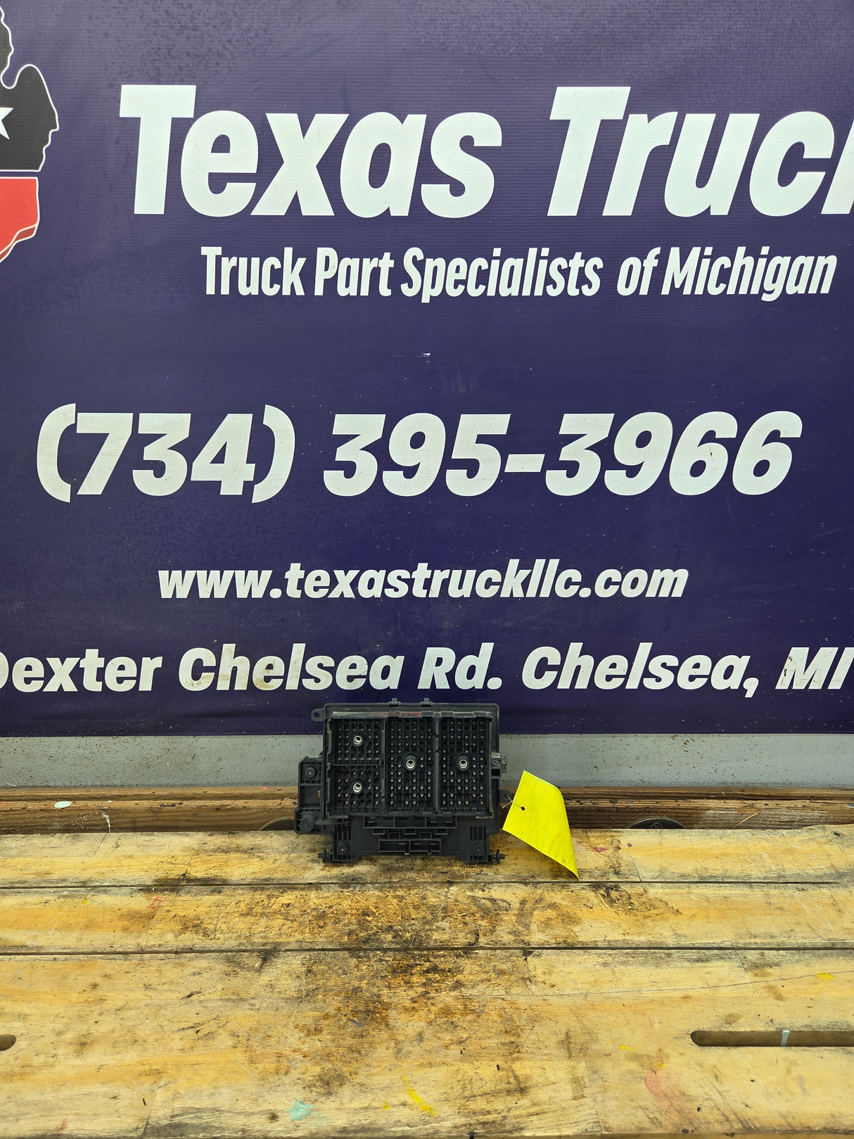 2003-2005 Chevrolet Silverado / GMC Sierra 1500 250 3500 Engine Bay Fuse Box - 15201928