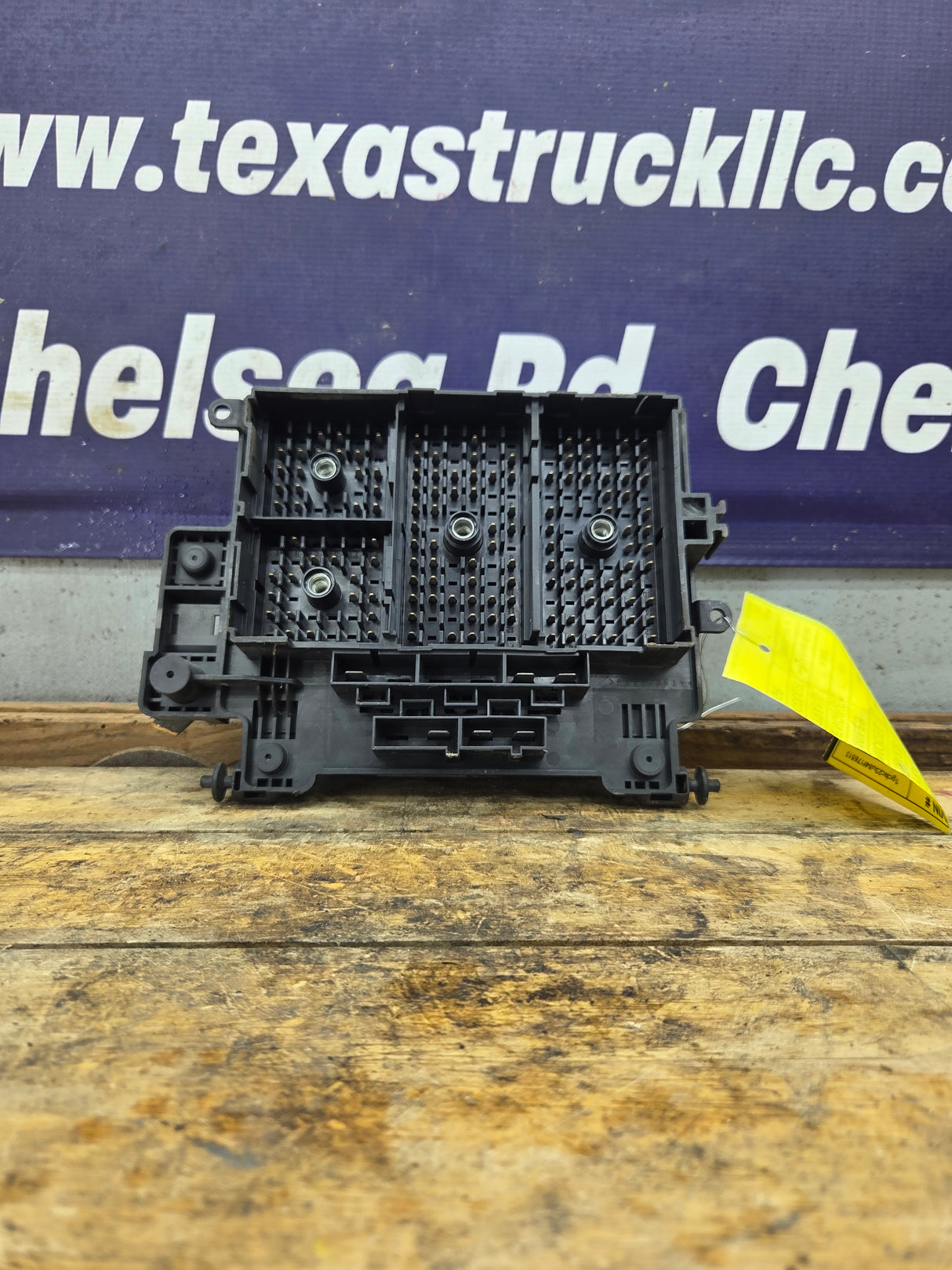 2003-2005 Chevrolet Silverado / GMC Sierra 1500 250 3500 Engine Bay Fuse Box - 15201928