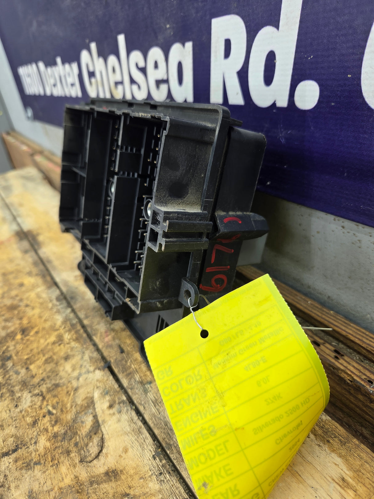 2003-2005 Chevrolet Silverado / GMC Sierra 1500 250 3500 Engine Bay Fuse Box - 15201928