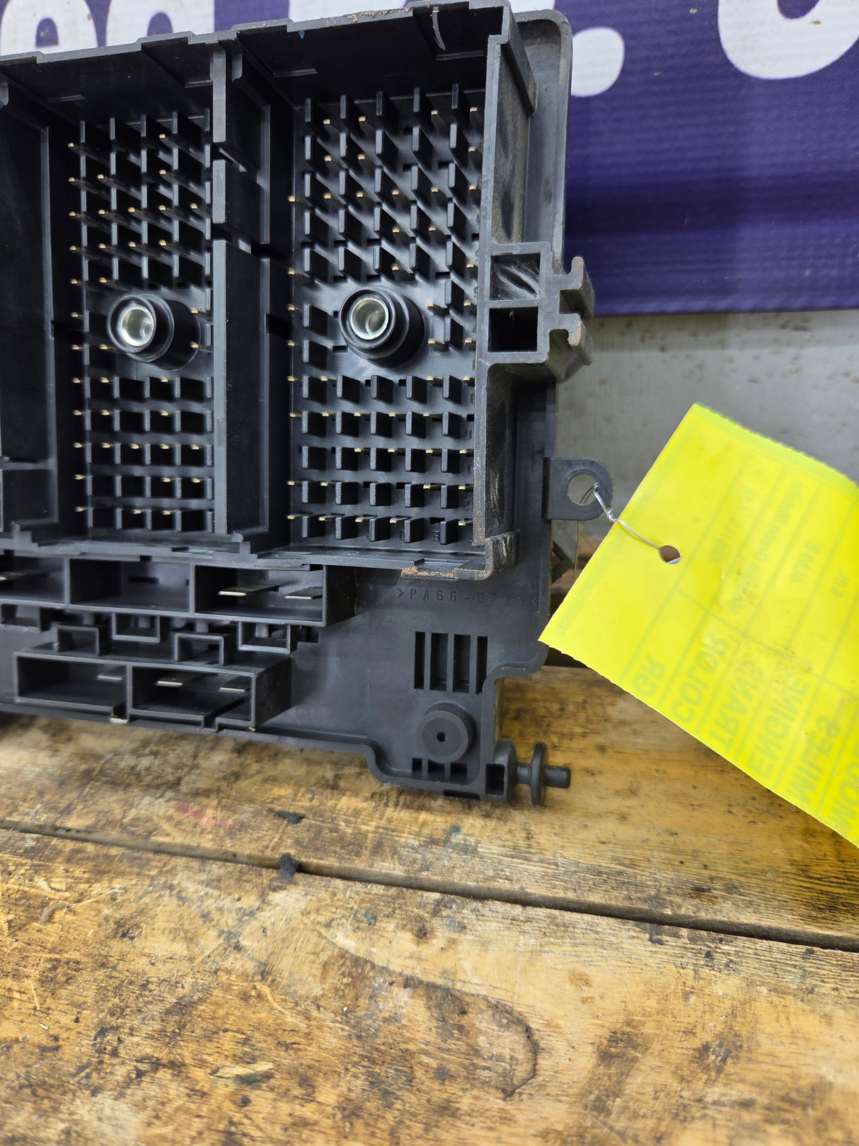 2003-2005 Chevrolet Silverado / GMC Sierra 1500 250 3500 Engine Bay Fuse Box - 15201928