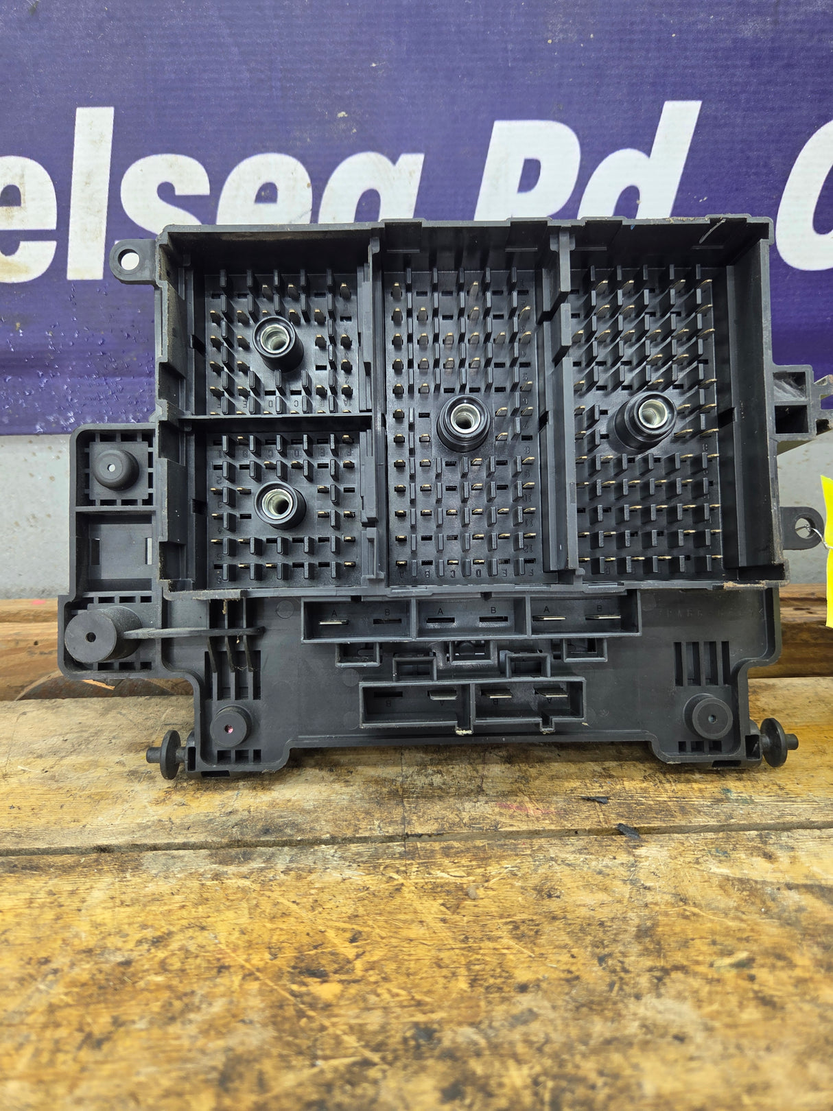 2003-2005 Chevrolet Silverado / GMC Sierra 1500 250 3500 Engine Bay Fuse Box - 15201928
