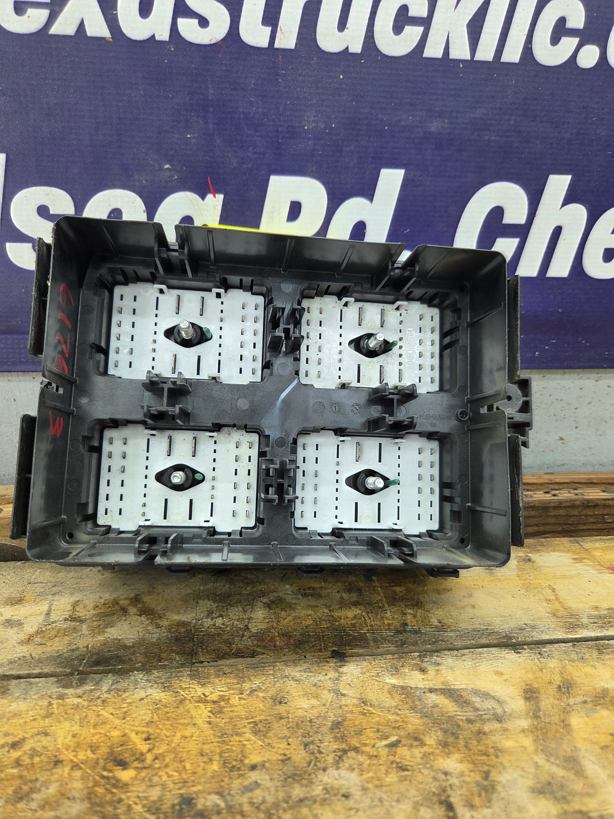 2022-2023 Chevrolet Silverado 1500 Engine Bay Fuse Box - 85561330