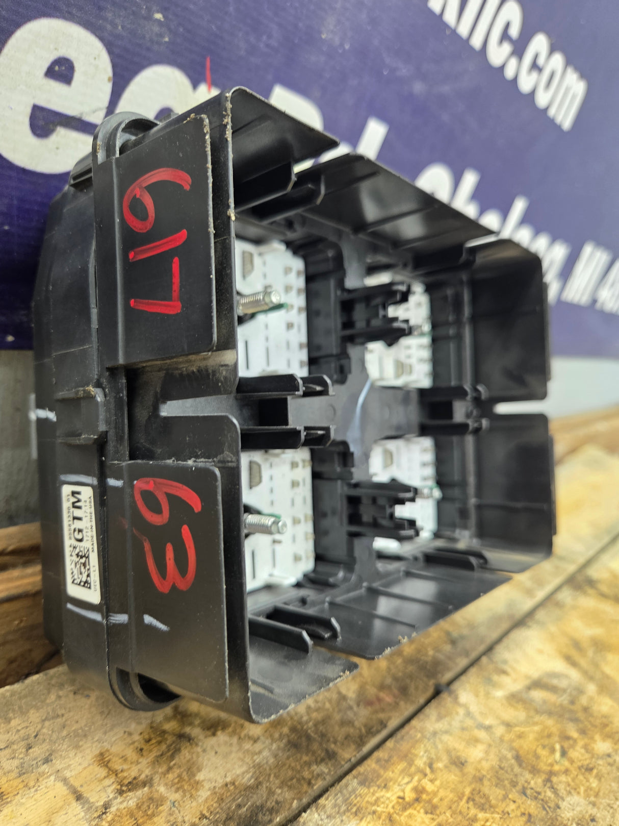 2022-2023 Chevrolet Silverado 1500 Engine Bay Fuse Box - 85561330