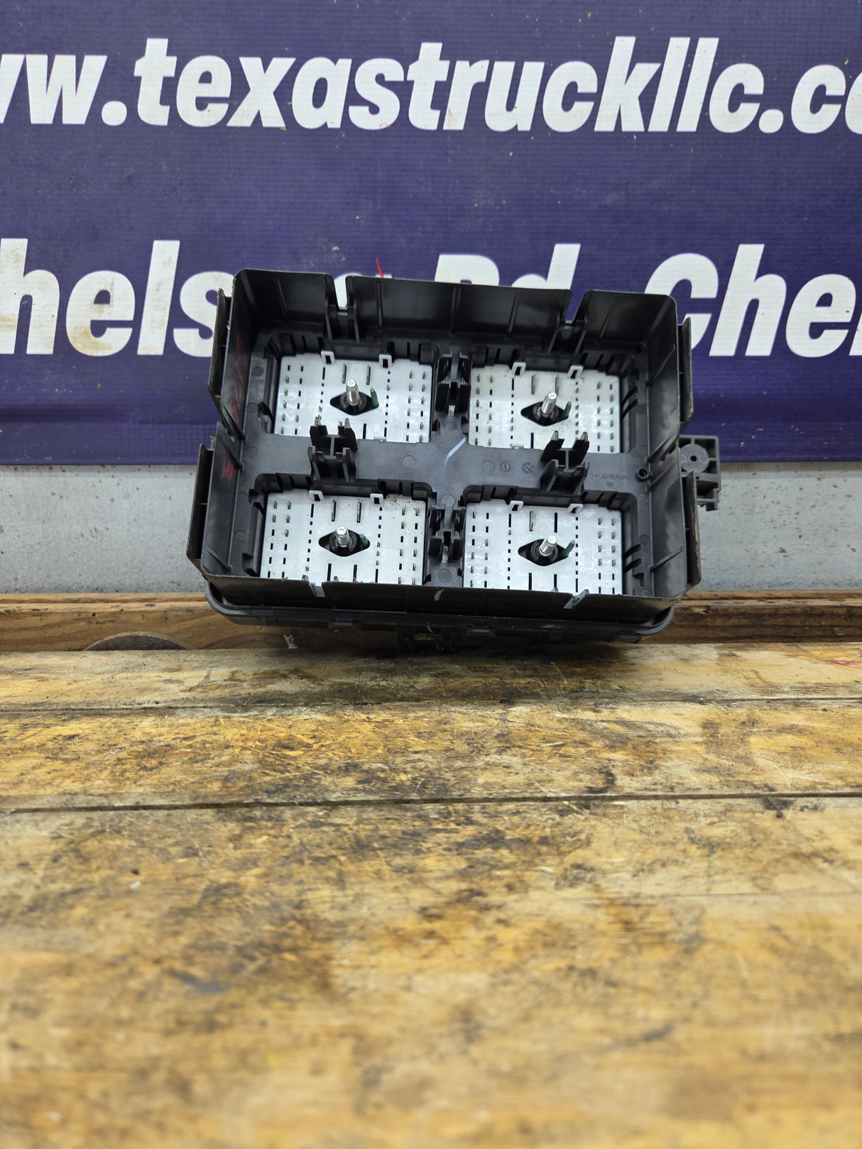 2022-2023 Chevrolet Silverado 1500 Engine Bay Fuse Box - 85561330