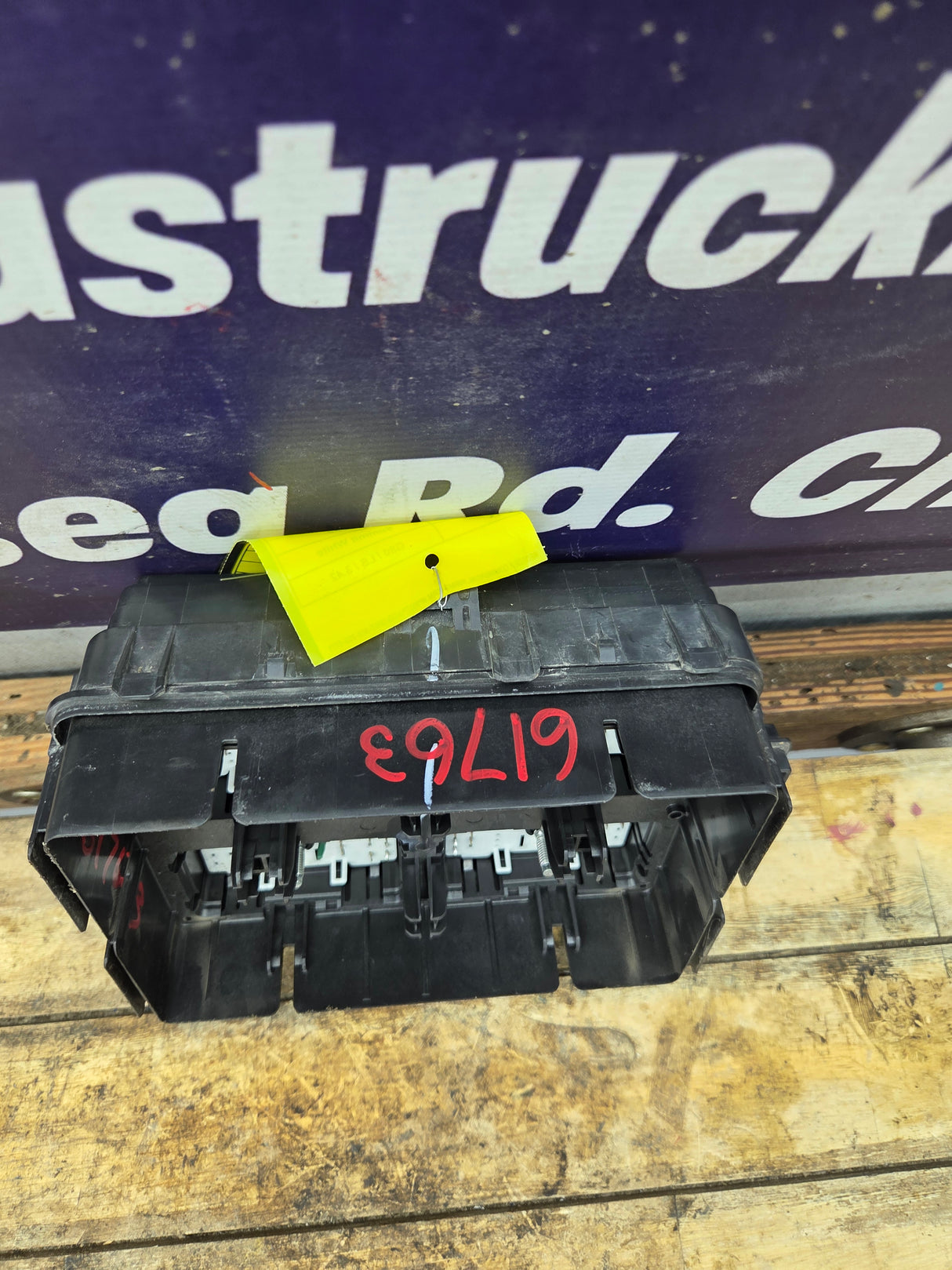 2022-2023 Chevrolet Silverado 1500 Engine Bay Fuse Box - 85561330