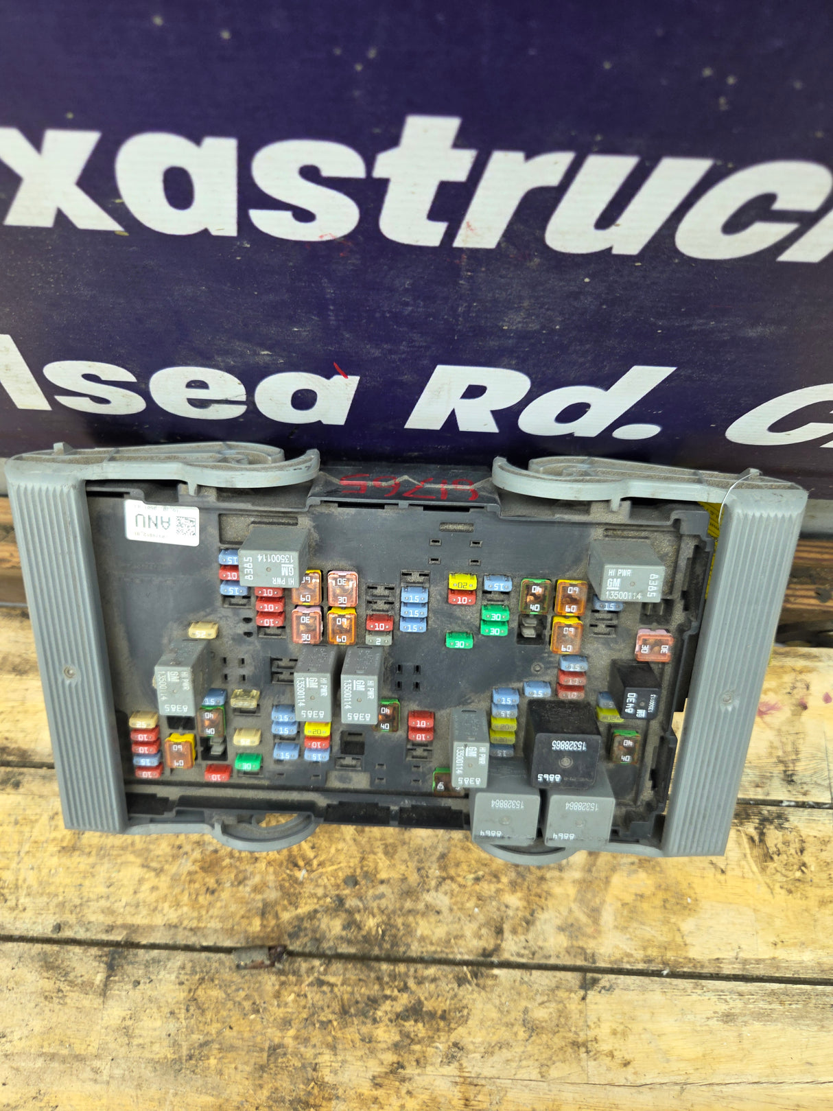 2007-2009 Chevrolet Silverado / GMC Sierra 1500 2500 3500 Engine Bay Fuse Box