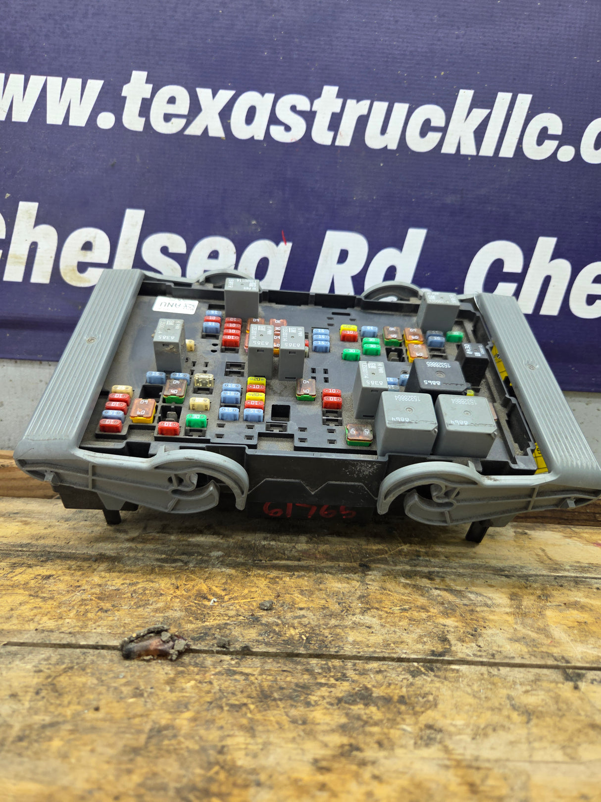 2007-2009 Chevrolet Silverado / GMC Sierra 1500 2500 3500 Engine Bay Fuse Box