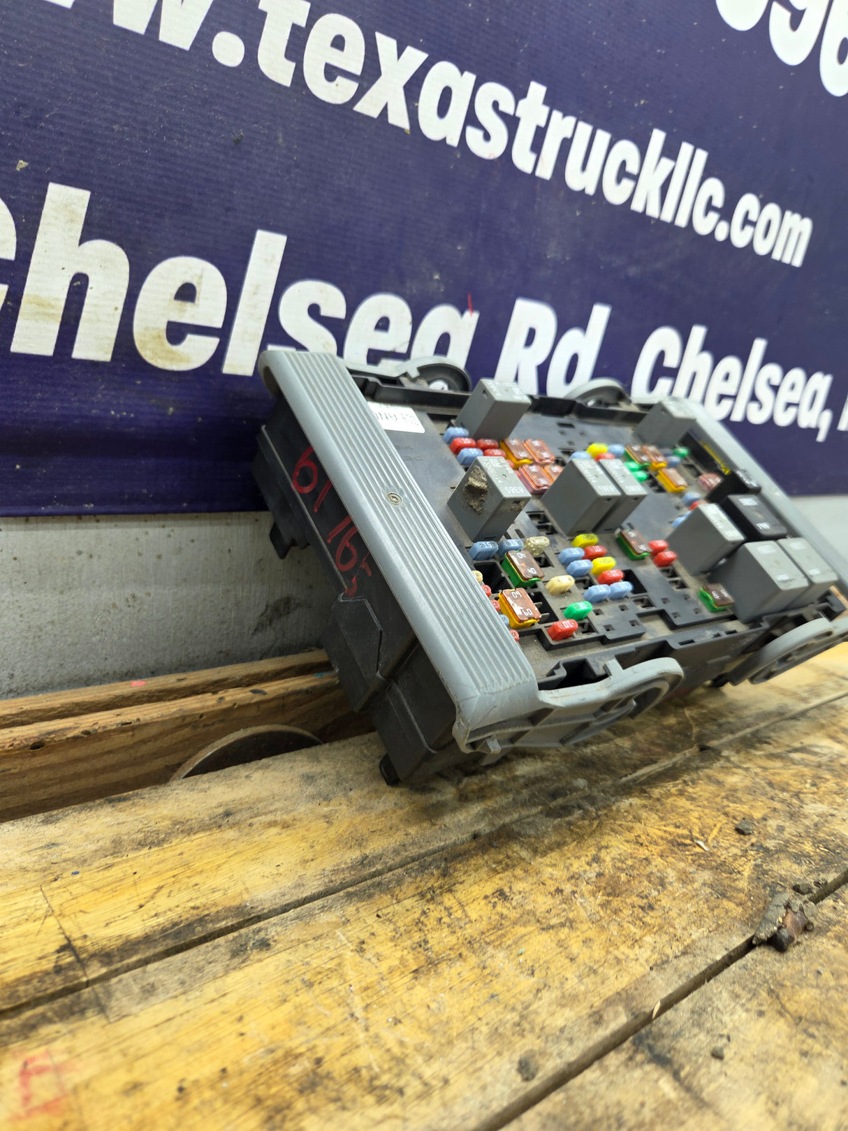 2007-2009 Chevrolet Silverado / GMC Sierra 1500 2500 3500 Engine Bay Fuse Box